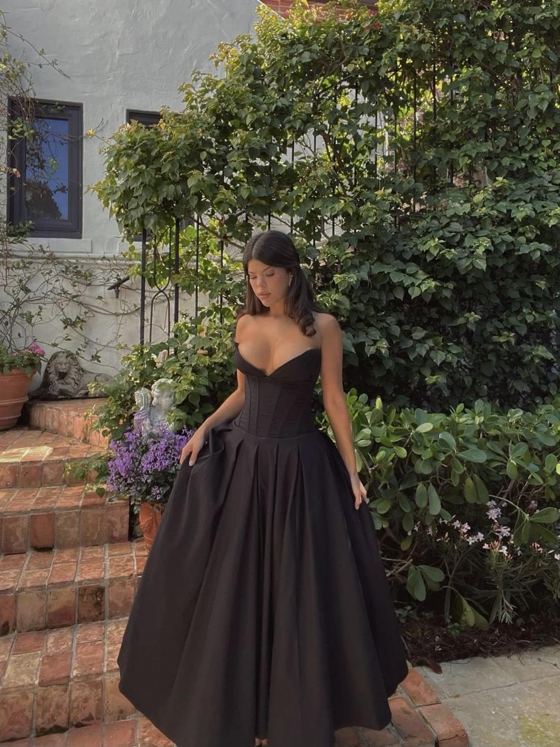 Korse Formlu Kalp Yaka Siyah Midi Elbise