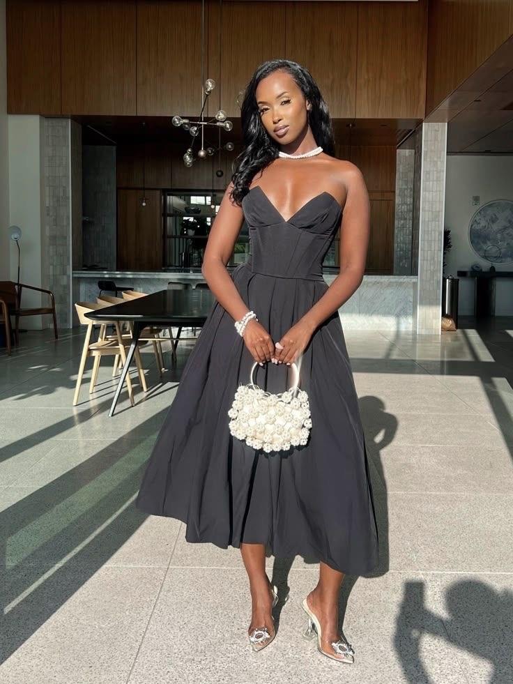 Korse Formlu Kalp Yaka Siyah Midi Elbise