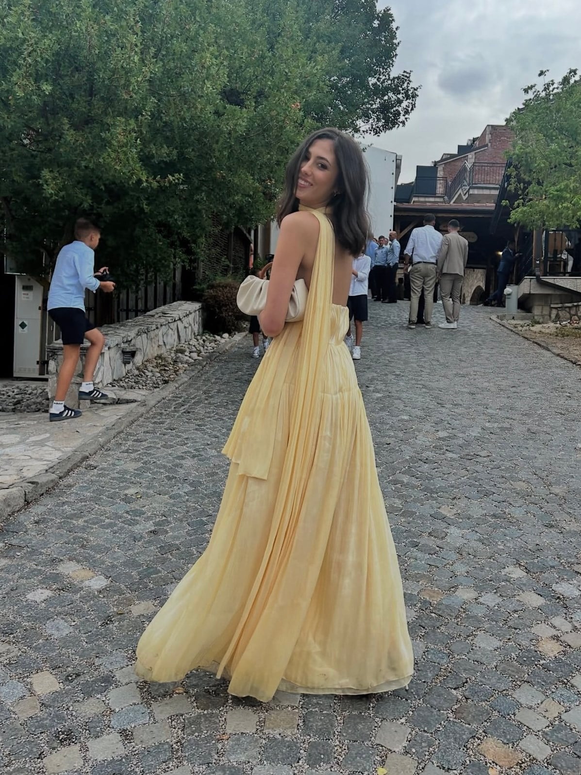 Şal Detaylı Derin Dekolteli Asimetrik Kesim Elbise - Sarı