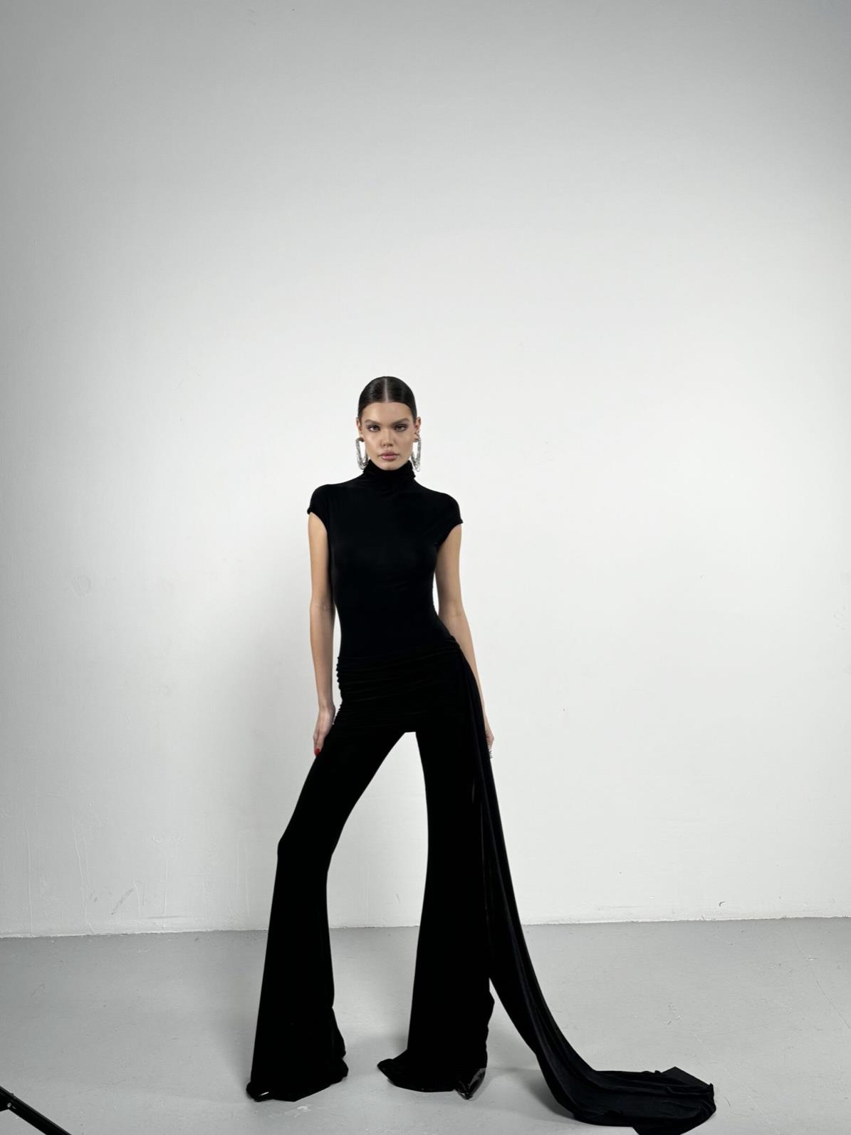 Siyah Drape Ve Etek Detaylı Tulum