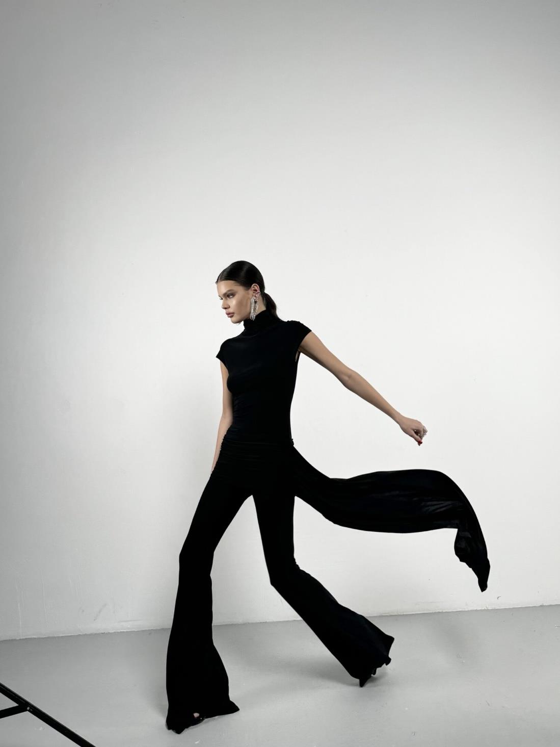 Siyah Drape Ve Etek Detaylı Tulum