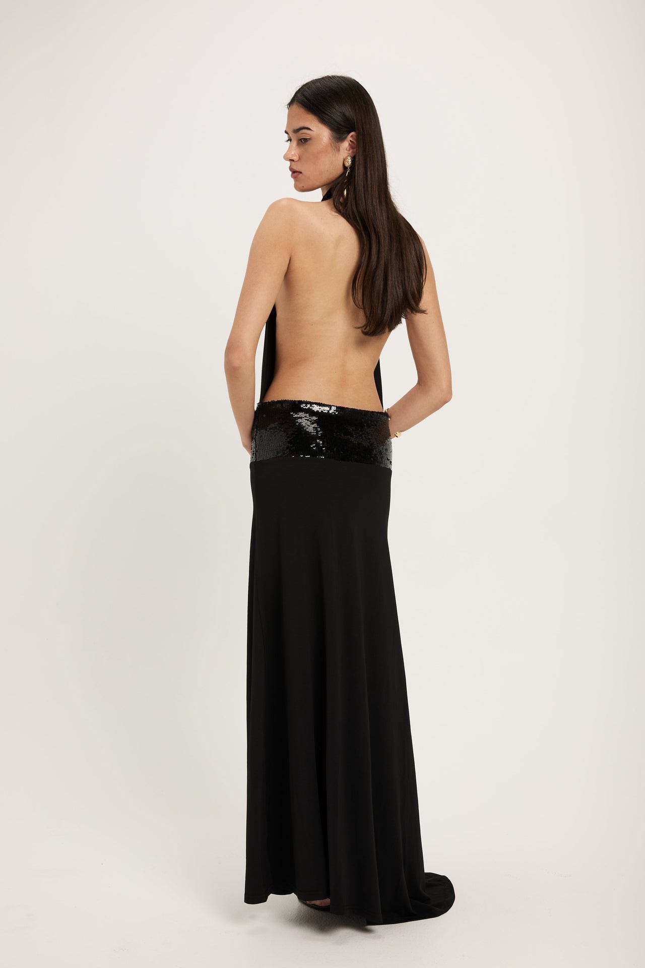 Siyah Payet Detaylı Halter Yaka Dekolteli Elbise