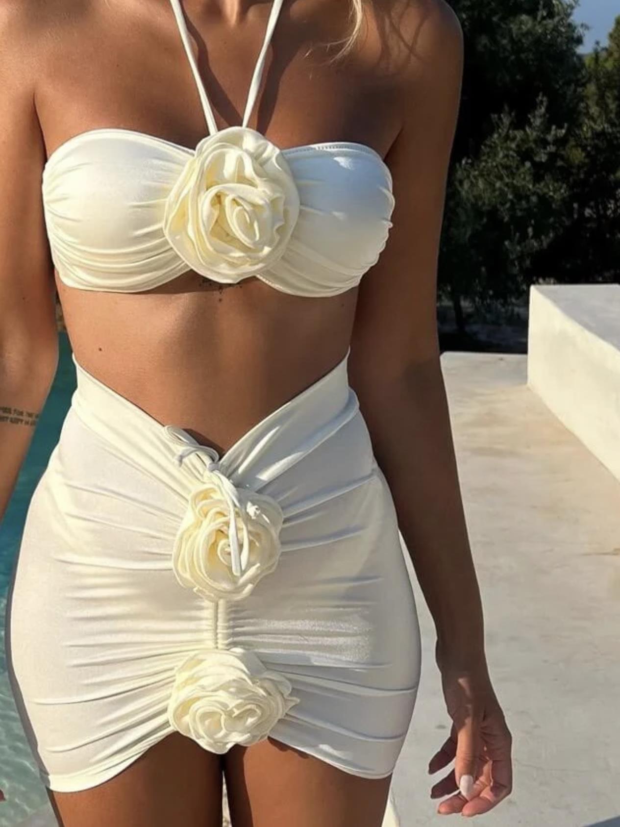 Üç Parça Gül Detaylı Beyaz Bikini Takımı