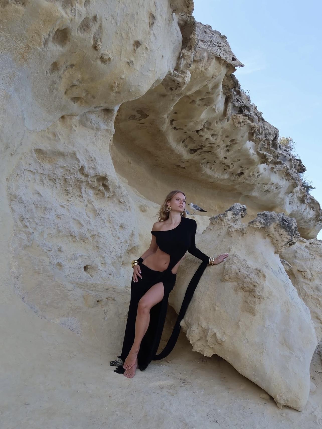 Yarasa Kol Detaylı Siyah Elbise