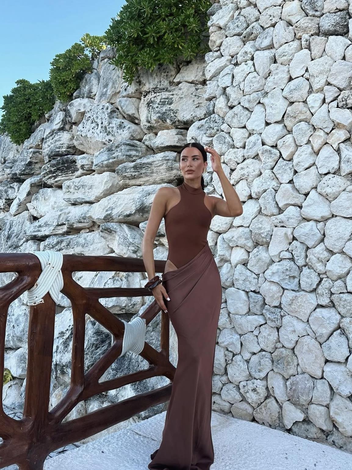 Yüksek Yaka Saten Drapeli Elbise