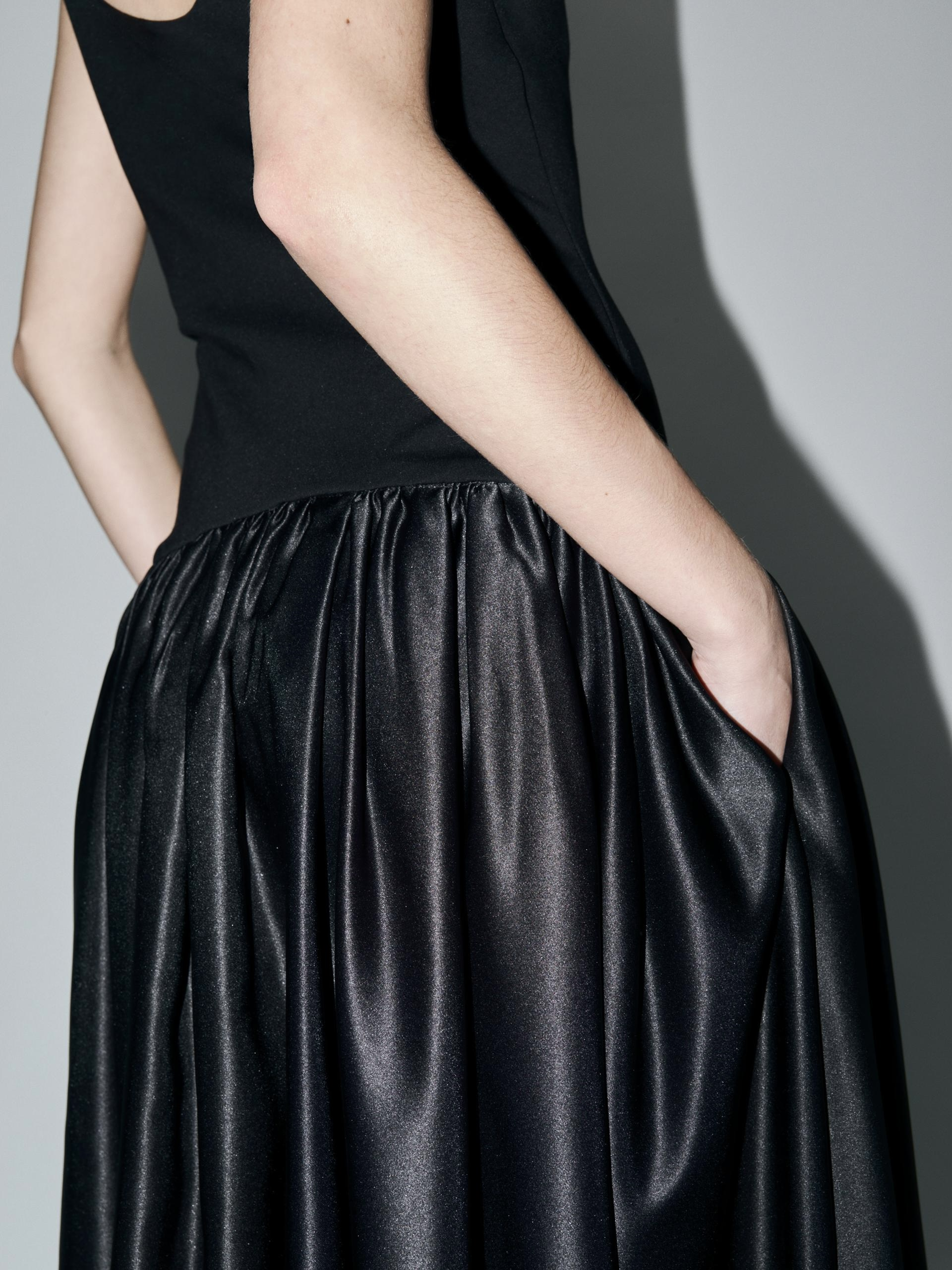 Yuvarlak Yaka Völümlü Etek Formlu Midi Elbise