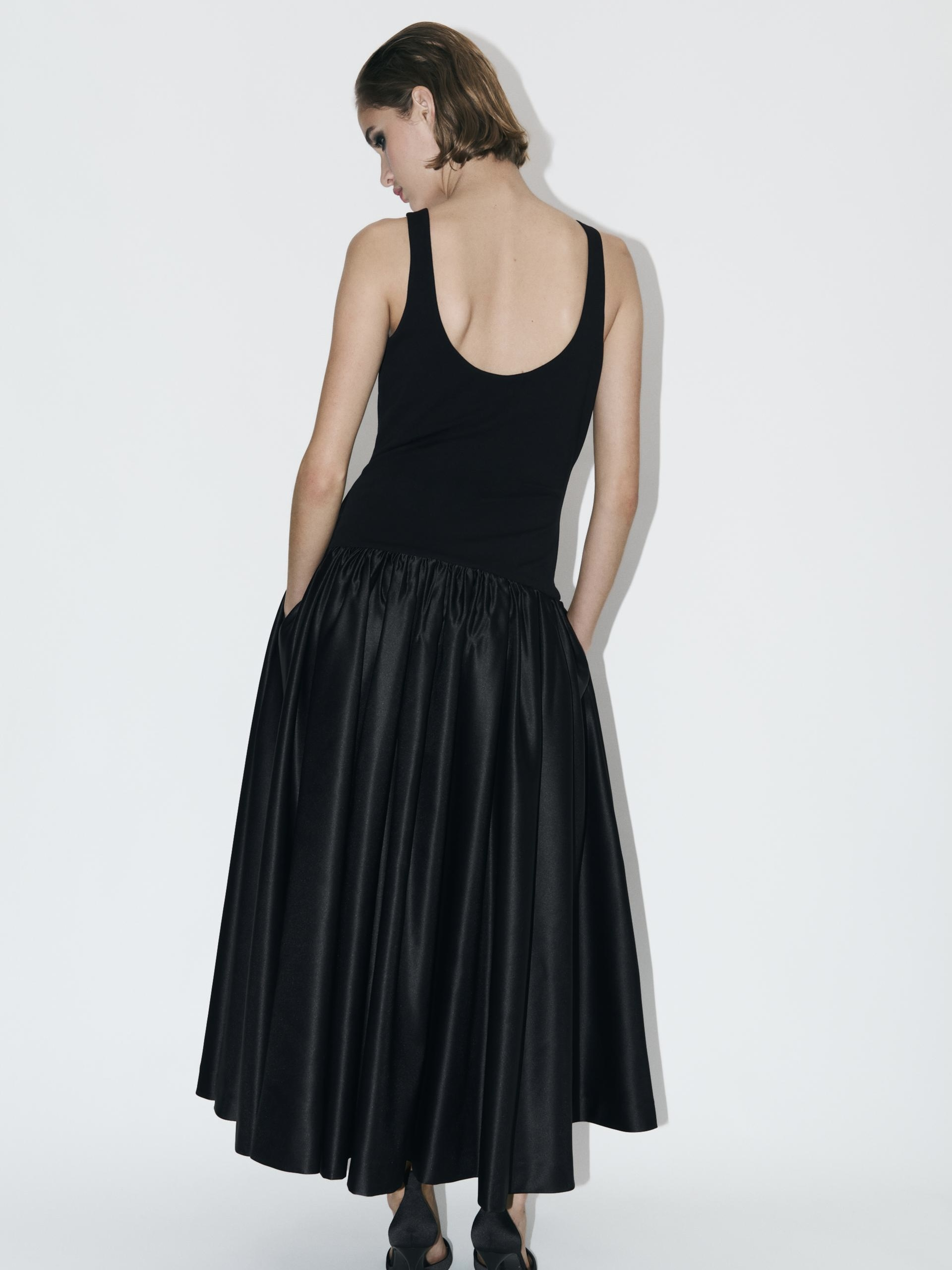 Yuvarlak Yaka Völümlü Etek Formlu Midi Elbise