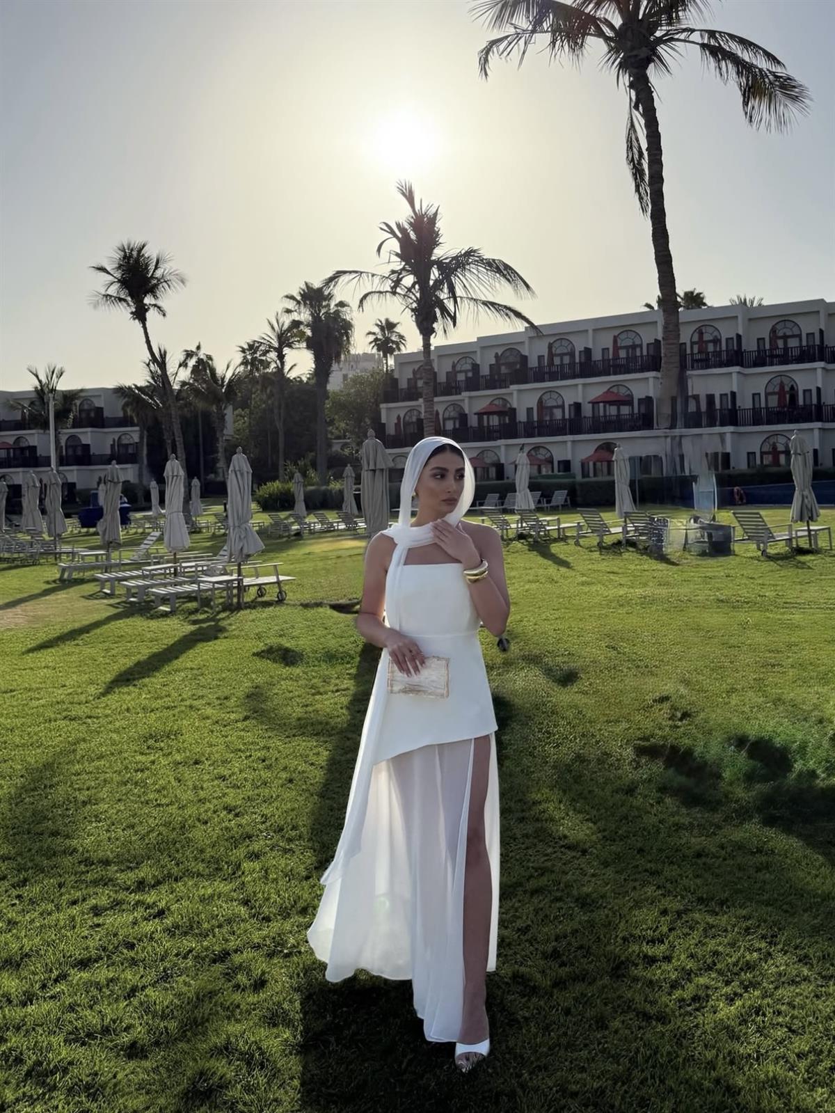  Tül Detaylı Asimetrik Straplez Beyaz Elbise