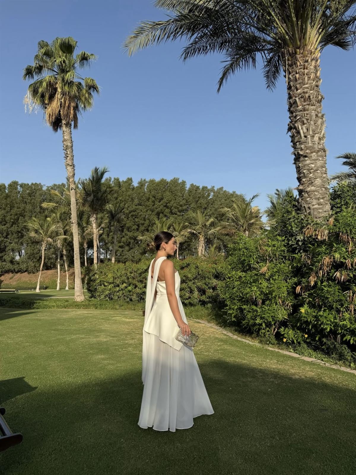  Tül Detaylı Asimetrik Straplez Beyaz Elbise