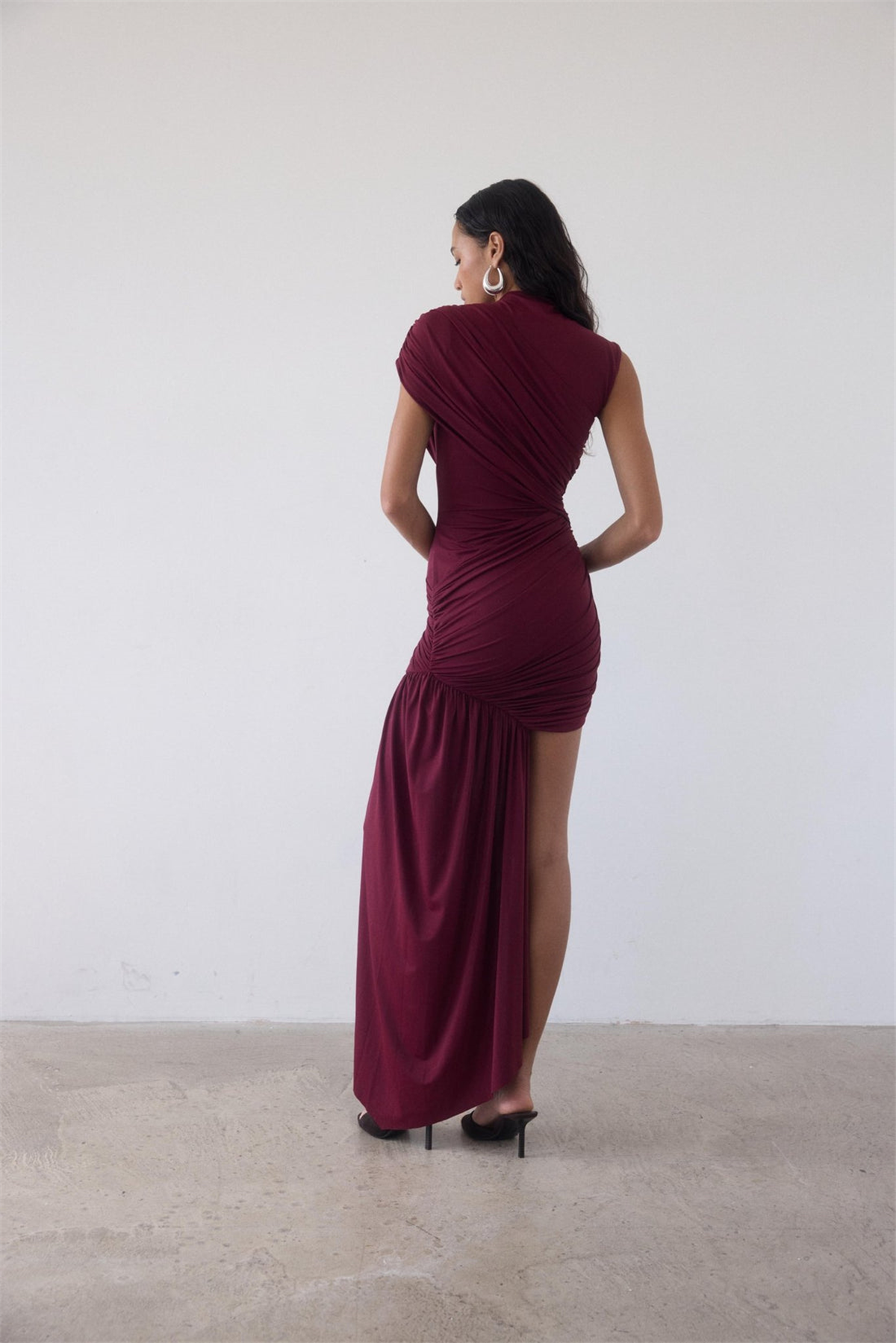 Asimetrik Drapeli Kuyruklu Elbise - Bordo