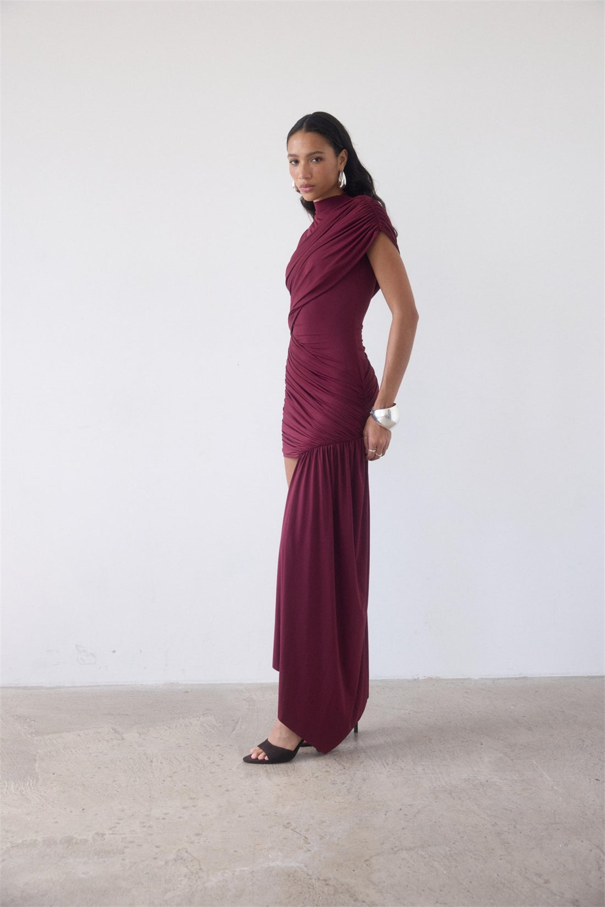 Asimetrik Drapeli Kuyruklu Elbise - Bordo