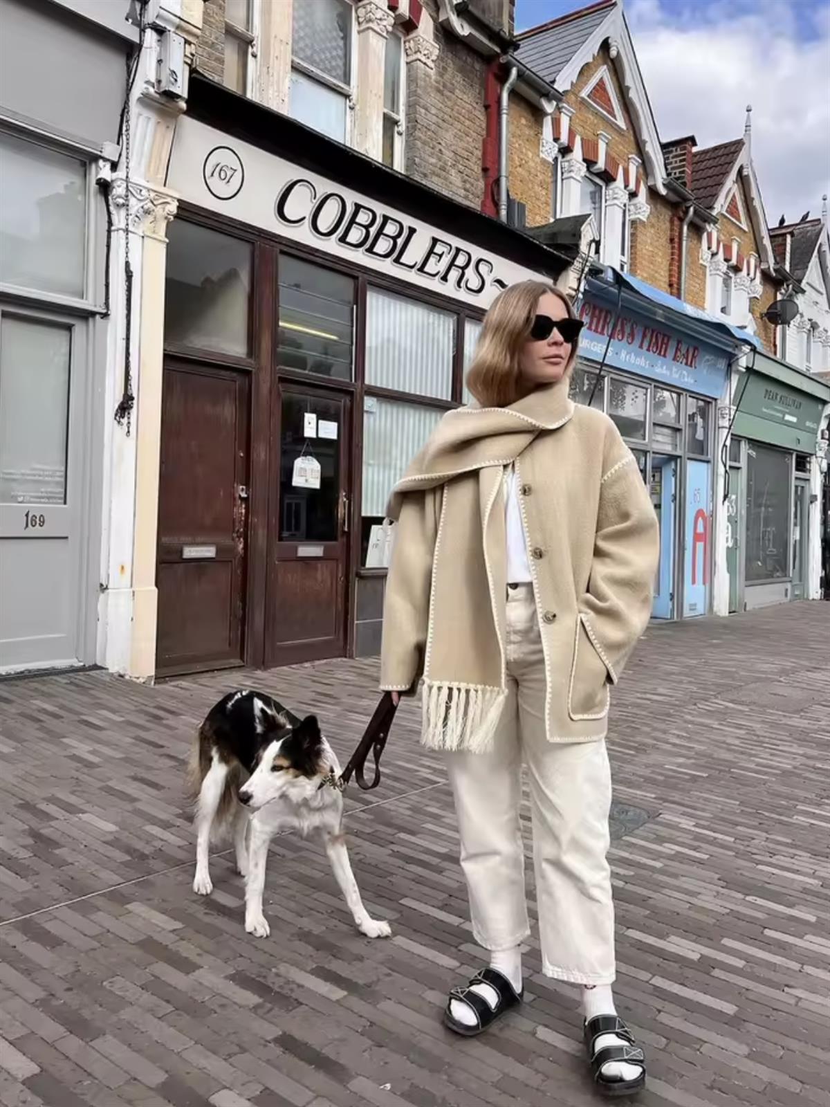 Beyaz Nakışlı Atkı Detaylı Bej İnce Kaban