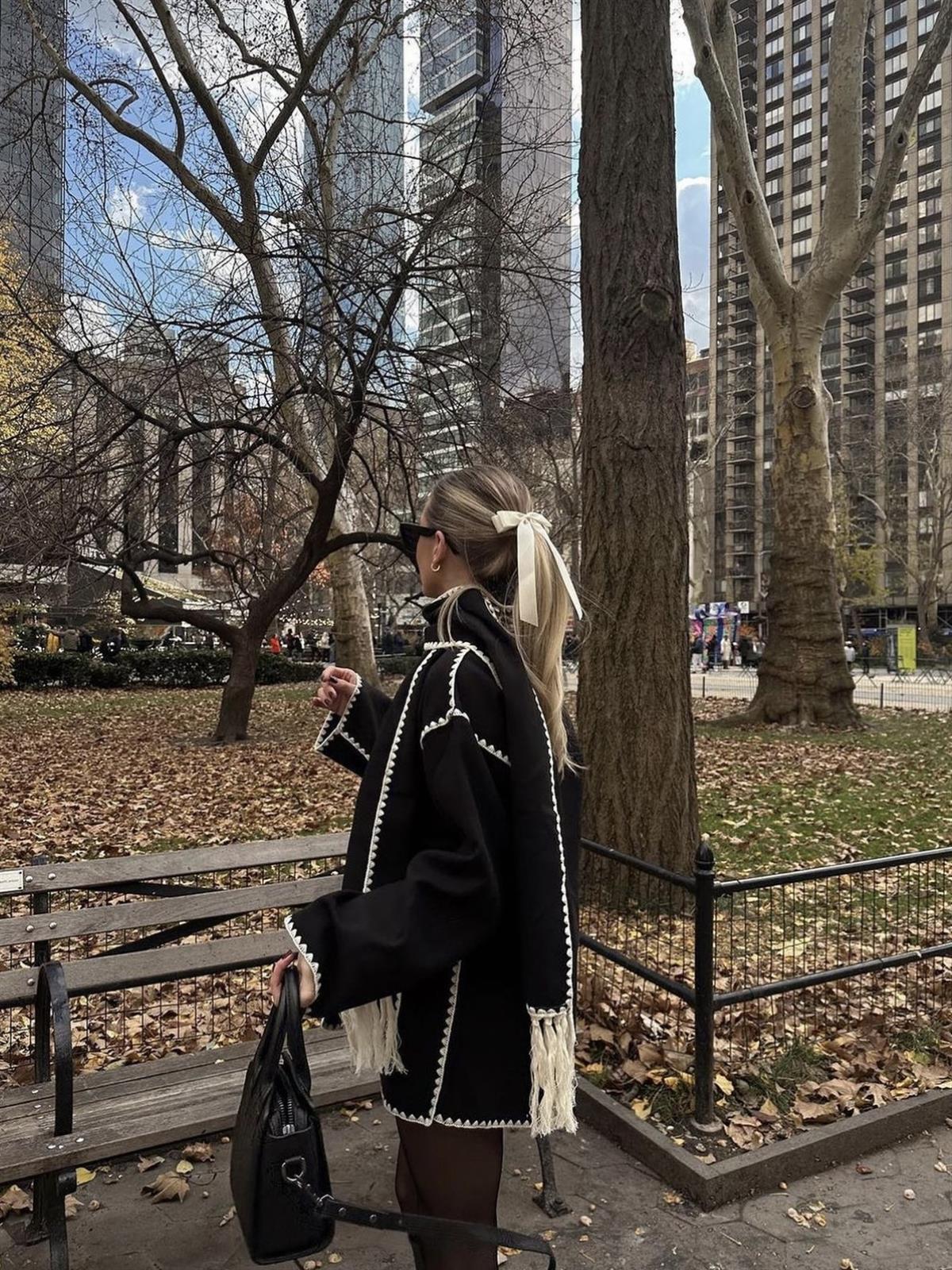 Beyaz Nakışlı Atkı Detaylı Siyah İnce Kaban