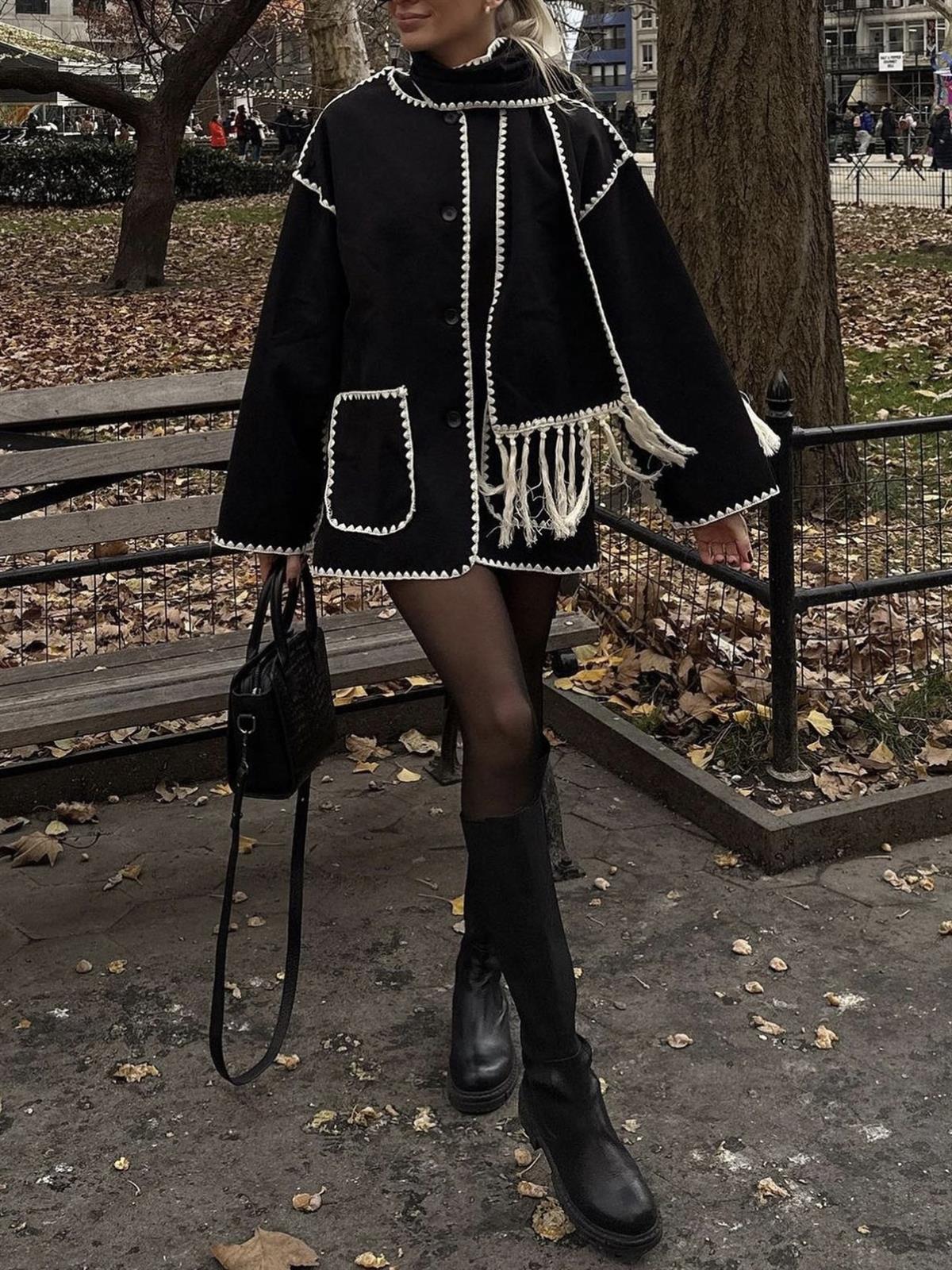 Beyaz Nakışlı Atkı Detaylı Siyah İnce Kaban