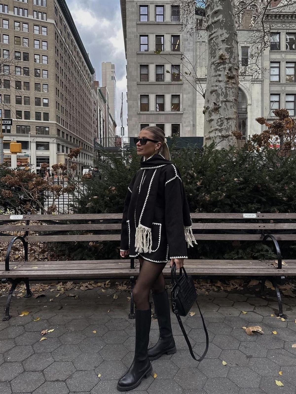 Beyaz Nakışlı Atkı Detaylı Siyah İnce Kaban