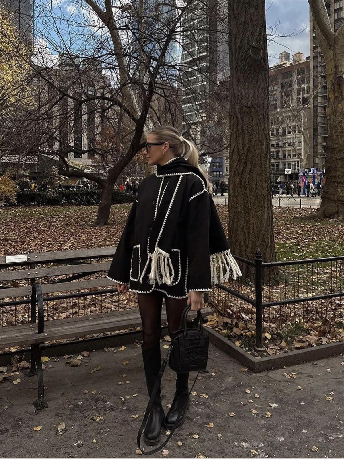 Beyaz Nakışlı Atkı Detaylı Siyah İnce Kaban