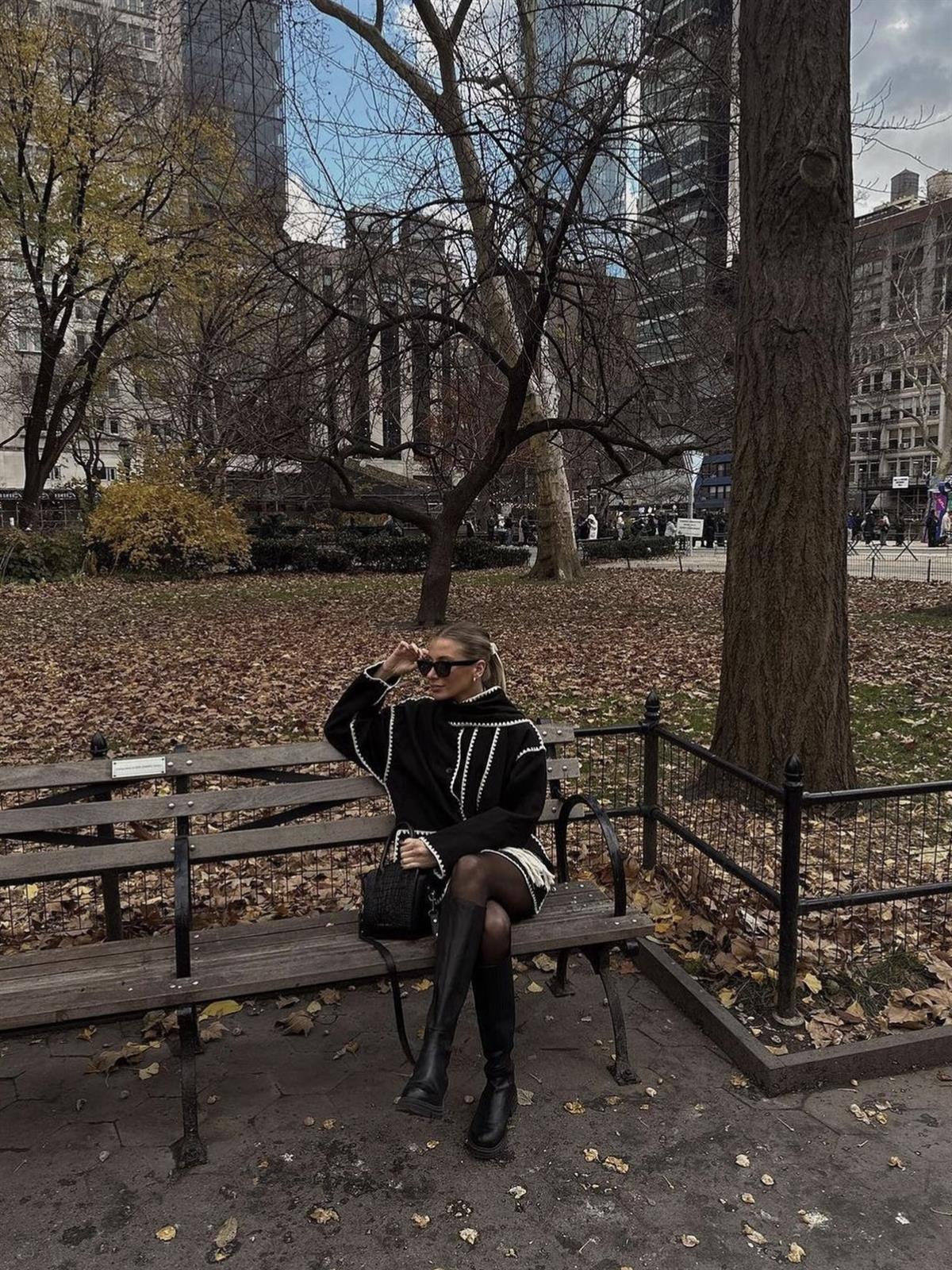 Beyaz Nakışlı Atkı Detaylı Siyah İnce Kaban