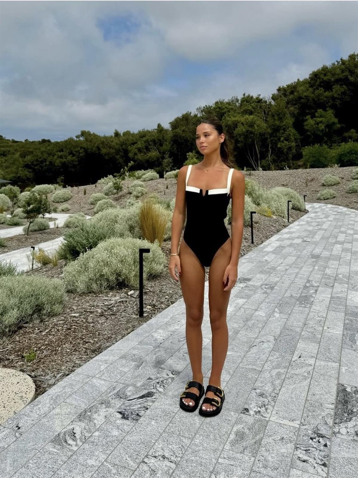 Beyaz Şerit Detaylı Siyah Mayo