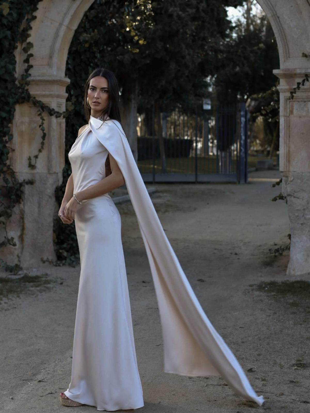 Sırt Dekolteli Şal Detaylı Saten Elbise - Beyaz