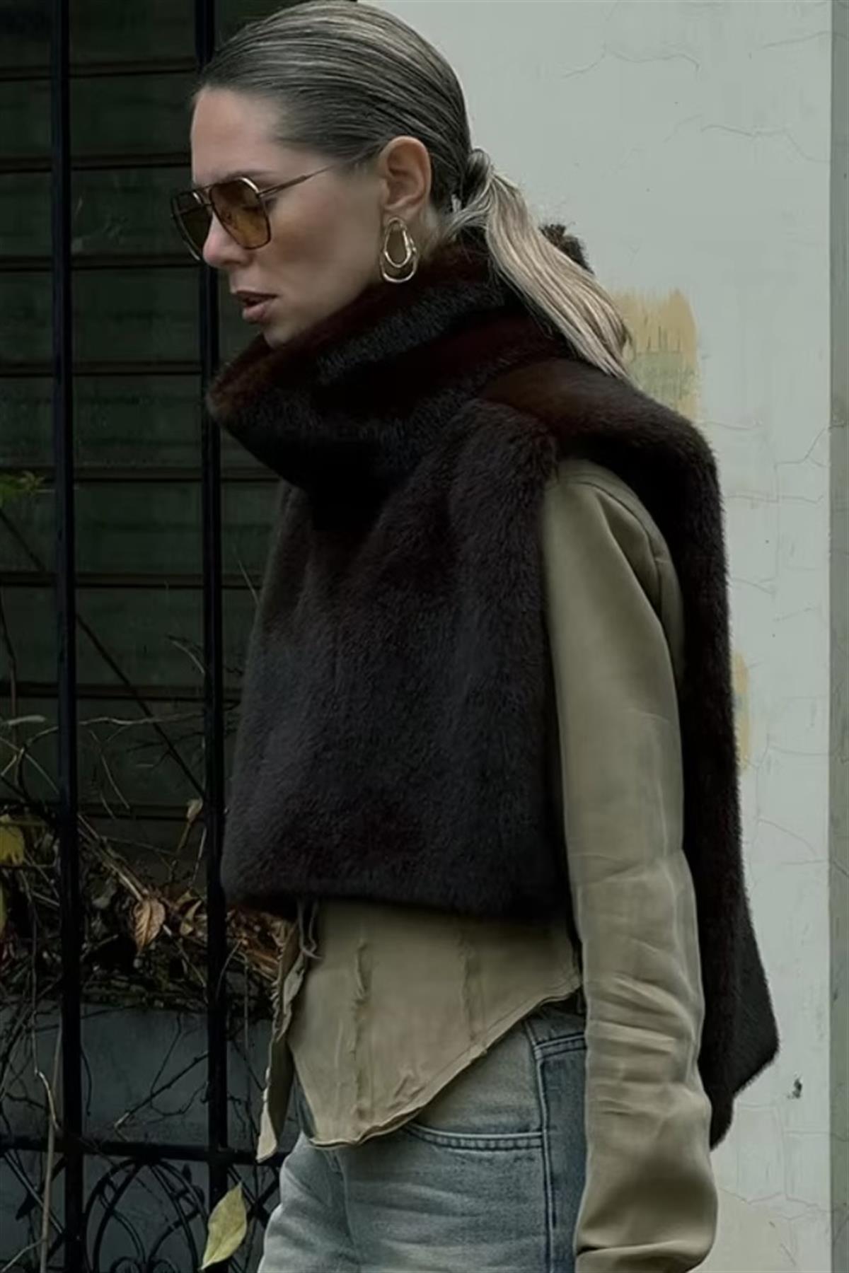 Boğazlı Suni Kürk Görünümlü Yelek - Kahverengi 