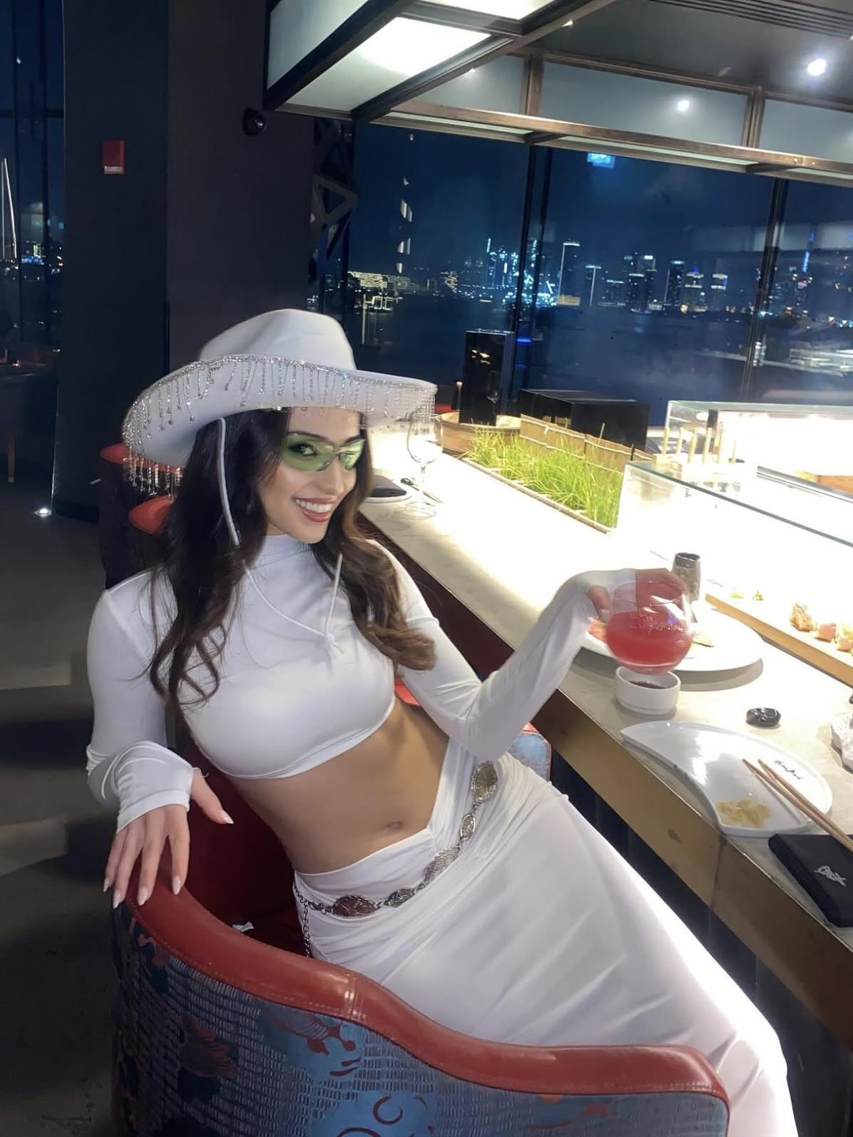 Büzgü Detaylı Uzun Beyaz Takım