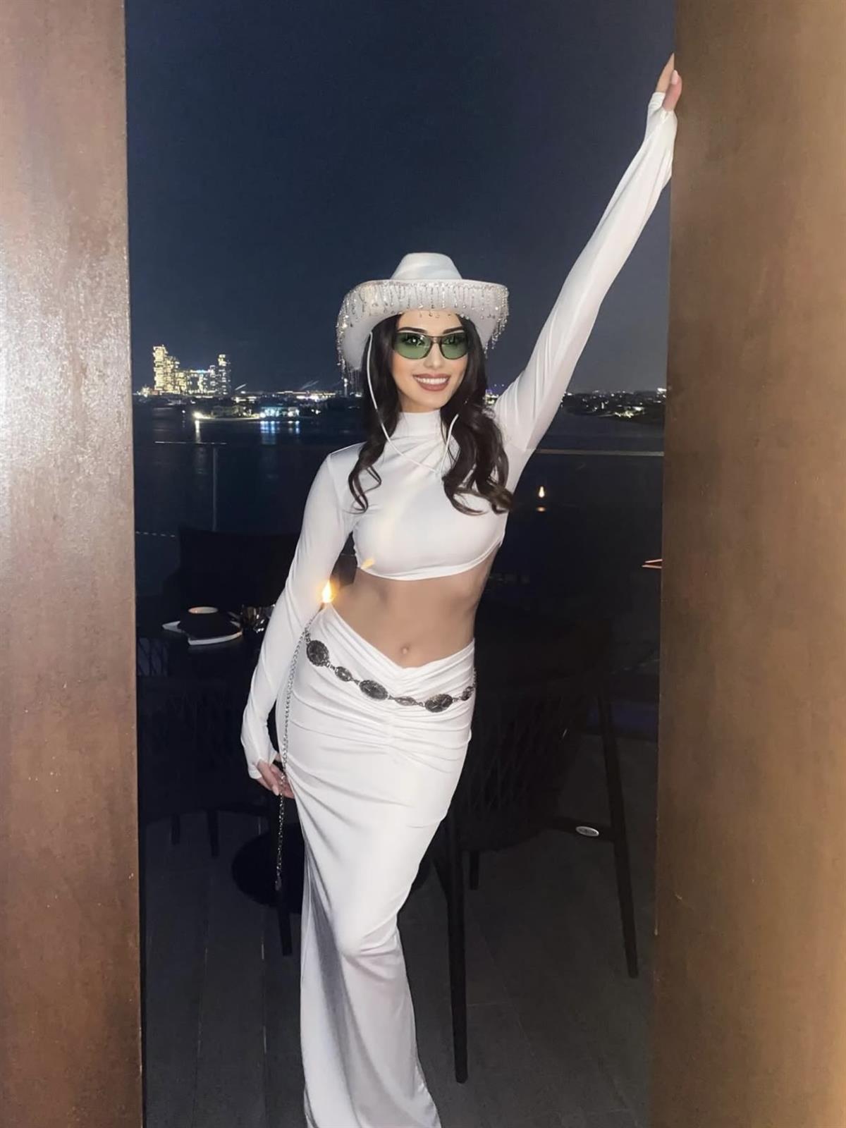 Büzgü Detaylı Uzun Beyaz Takım