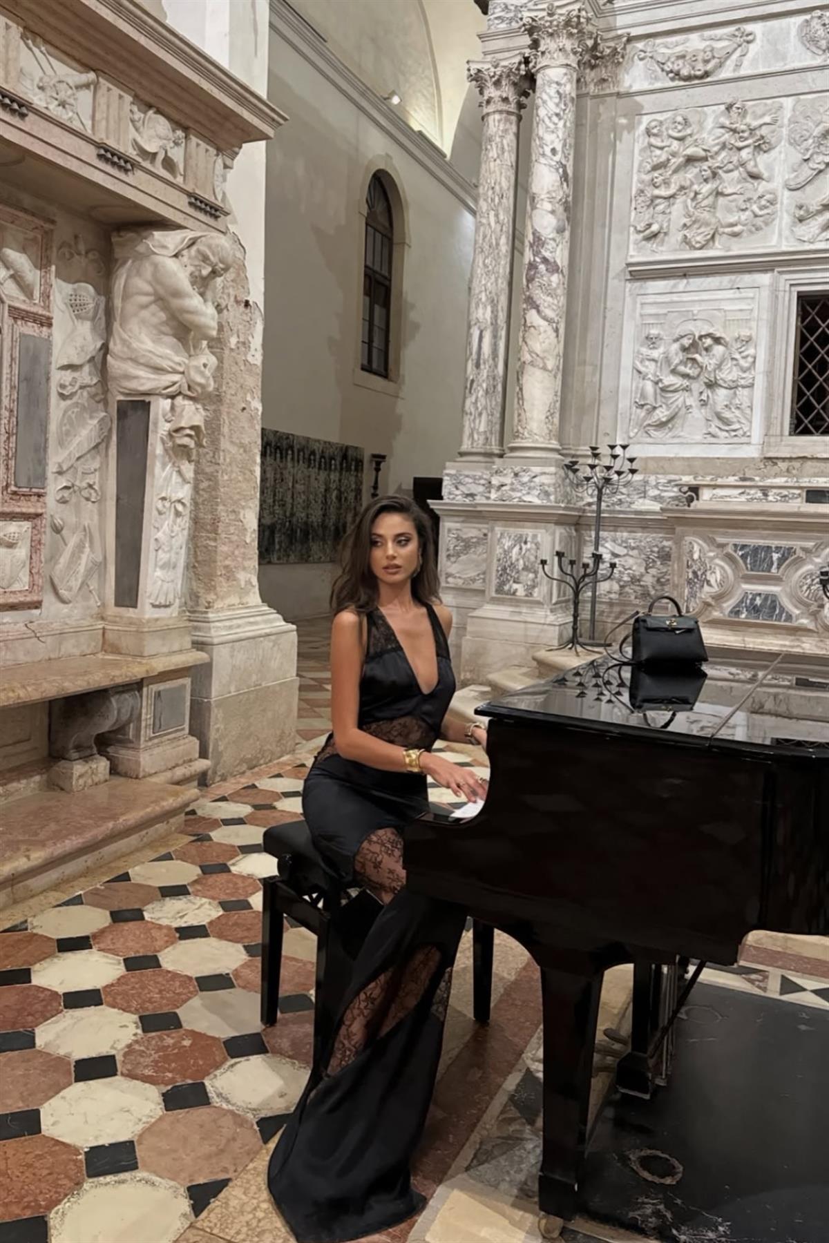 Dantel Panelli Derin Dekolteli Saten Elbise