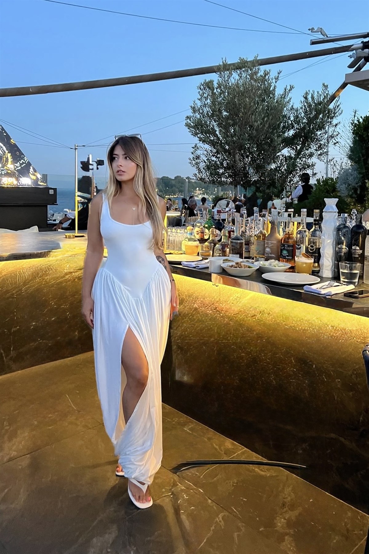 Drape Detaylı Beyaz Maxı Elbise