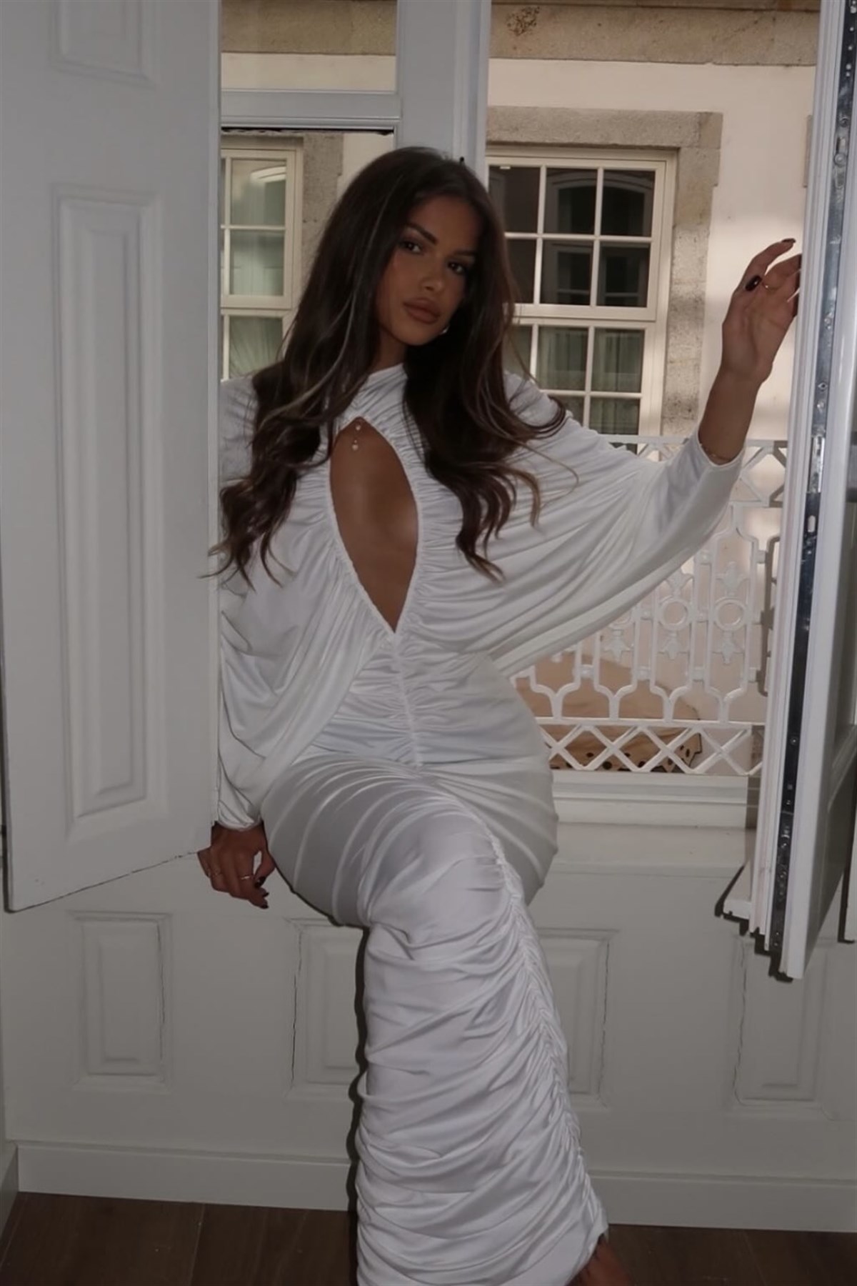 Drapeli Pelerin Form Göğüs Dekolteli Beyaz Elbise