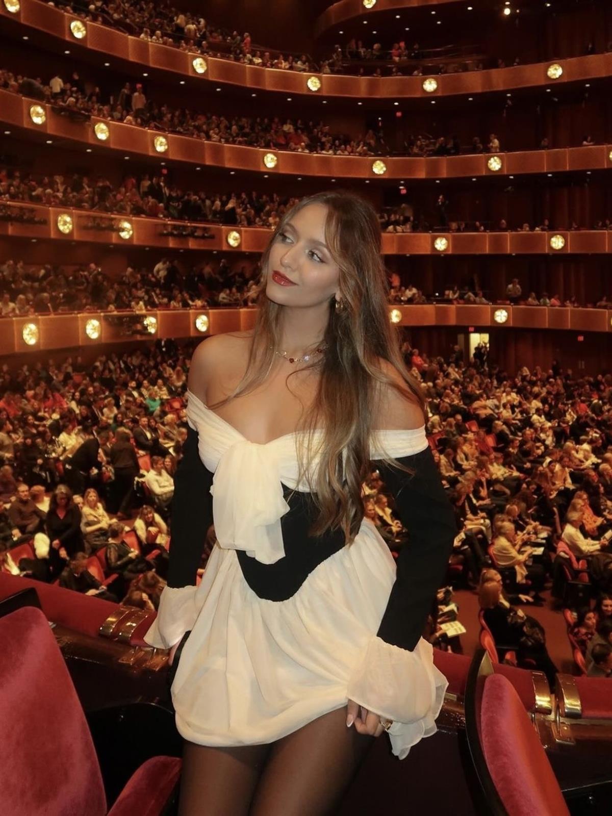 Fiyonk Detaylı Düşk Omuzlu Mini Elbise