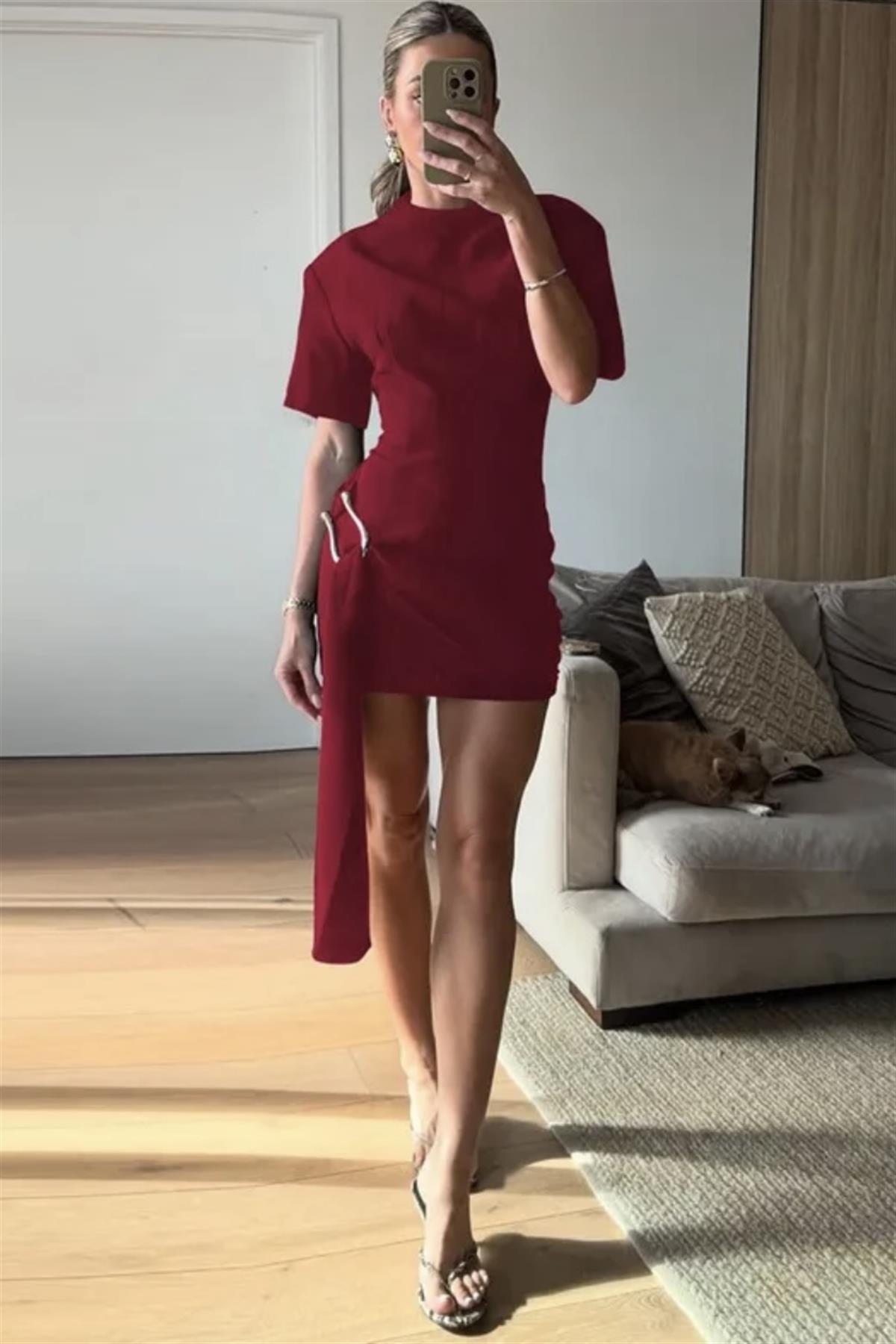 Gold Aksesuarlı Vatkalı Mini Bordo Elbise