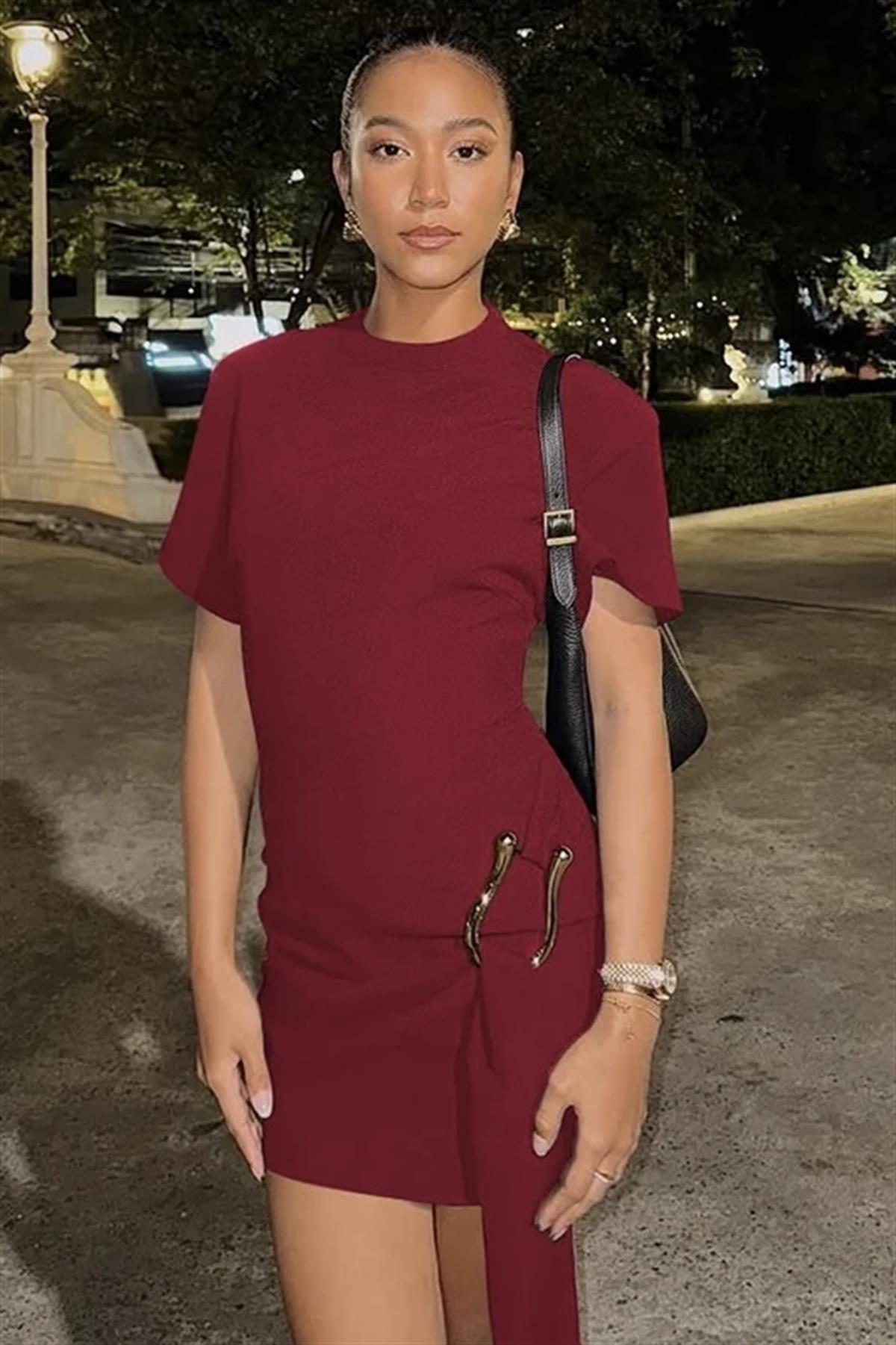 Gold Aksesuarlı Vatkalı Mini Bordo Elbise