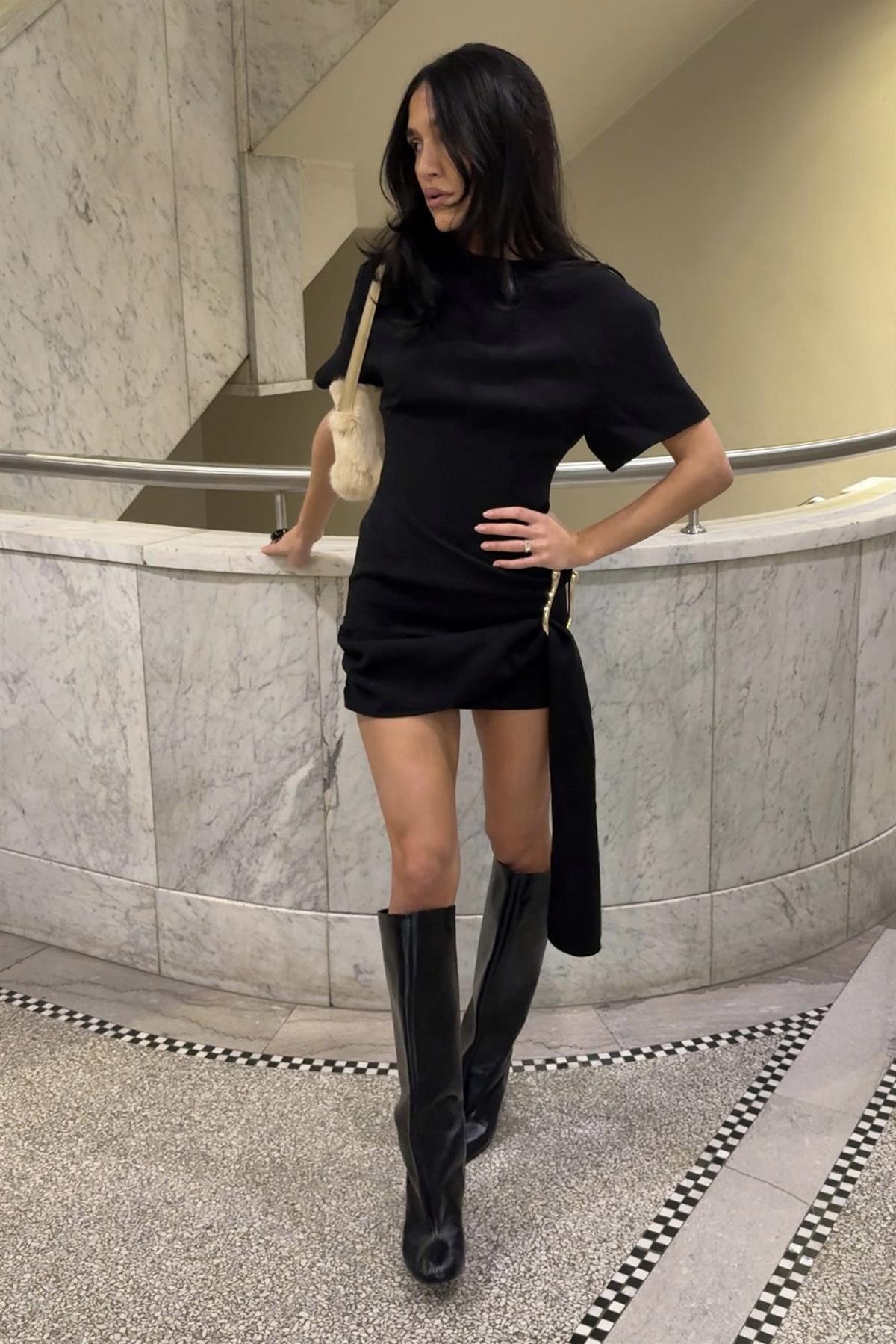 Gold Aksesuarlı Vatkalı Mini Siyah Elbise