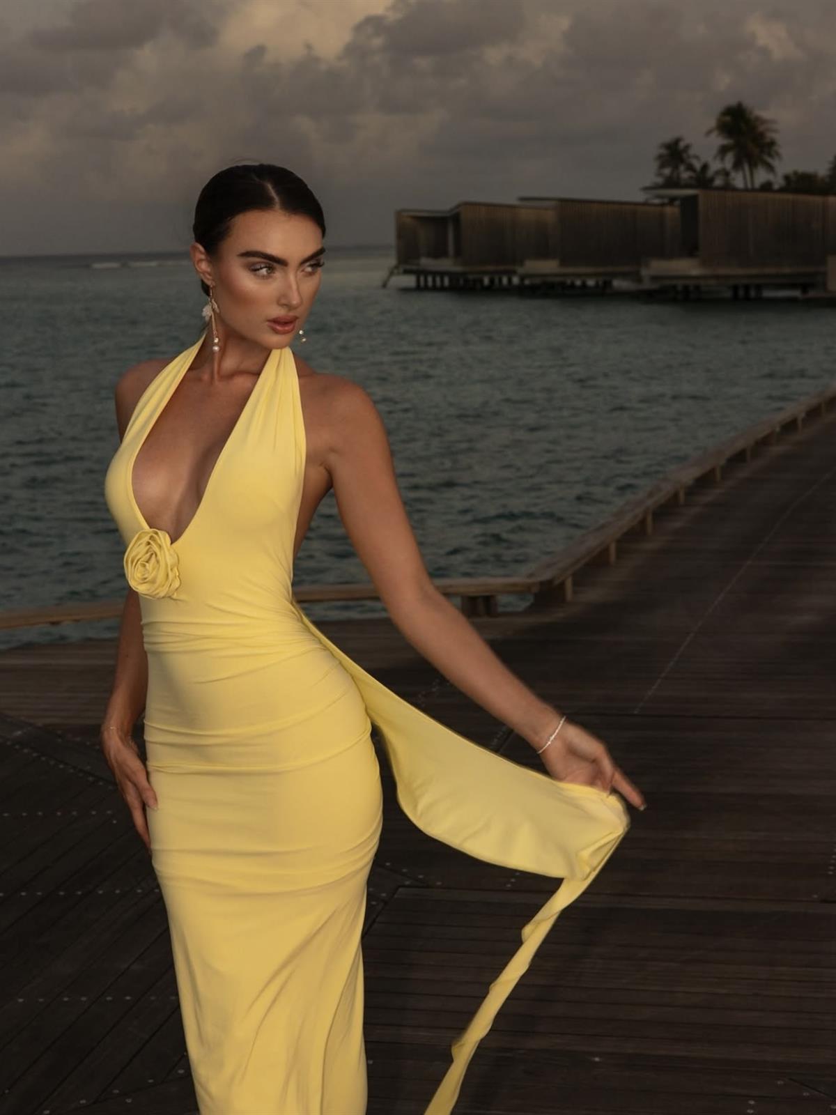 Gül Detaylı Sırt Dekolteki Maxi Sarı Elbise