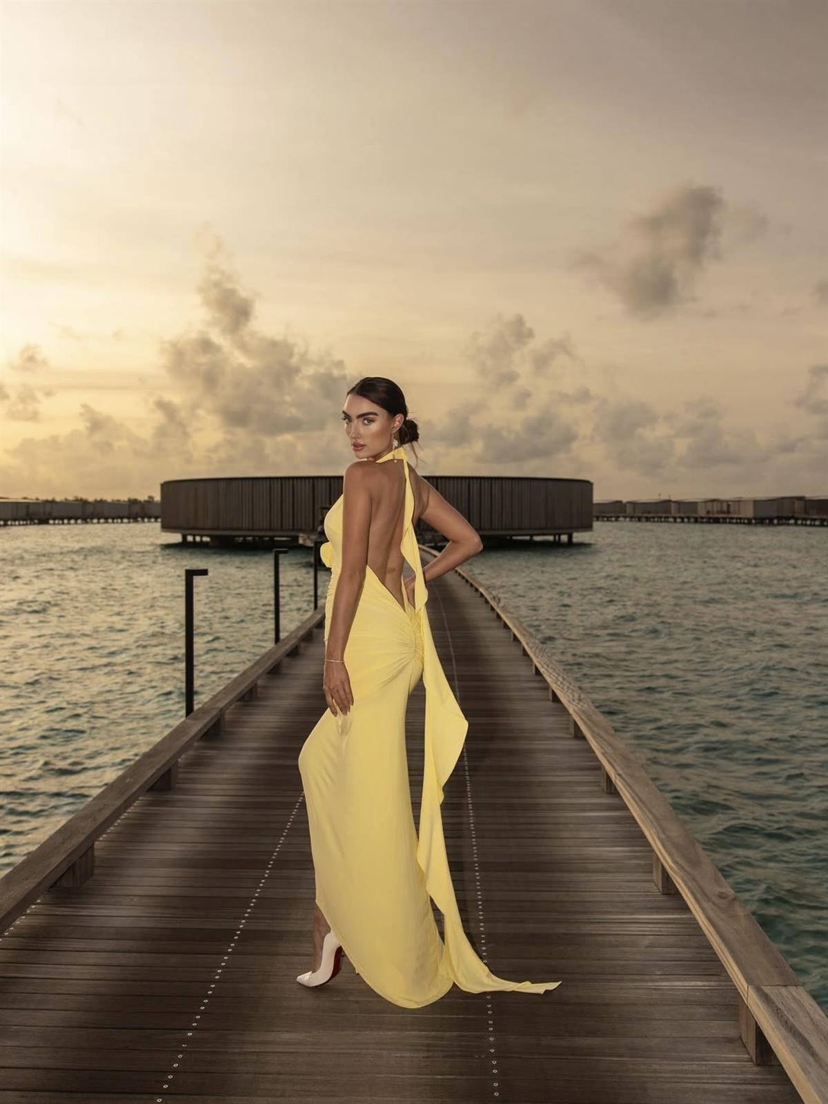 Gül Detaylı Sırt Dekolteki Maxi Sarı Elbise