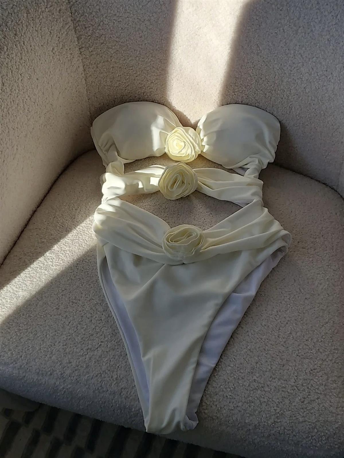 Gül Detaylı Straplez Etekli Bej Mayo