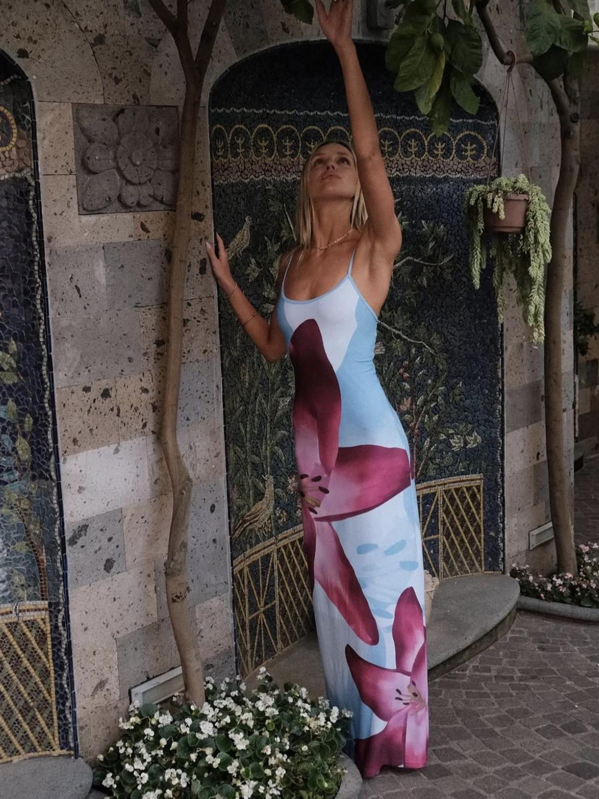 Dahlia Çiçek Desenli Askılı Mavi Elbise