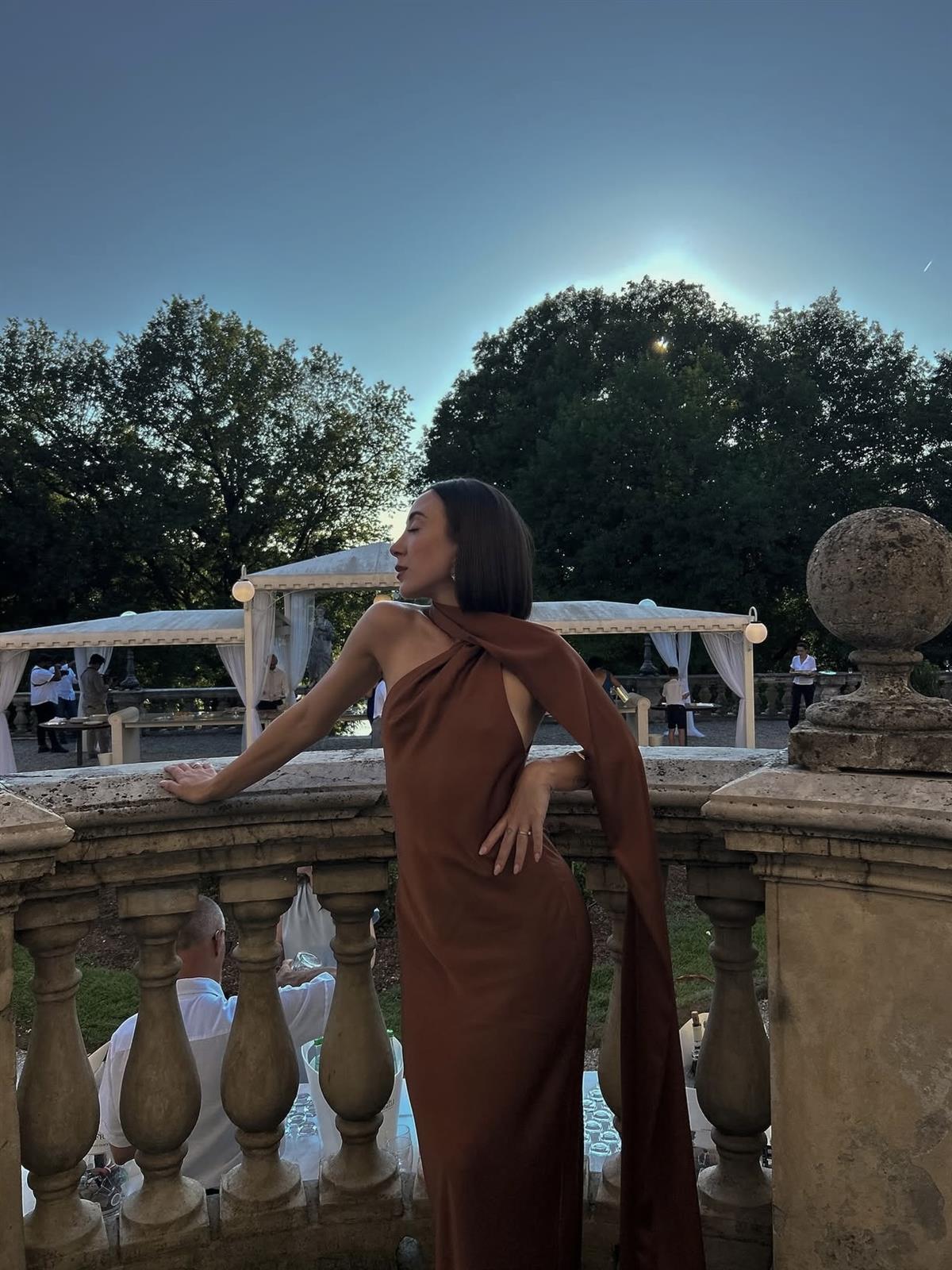 Sırt Dekolteli Şal Detaylı Saten Elbise - Kahverengi