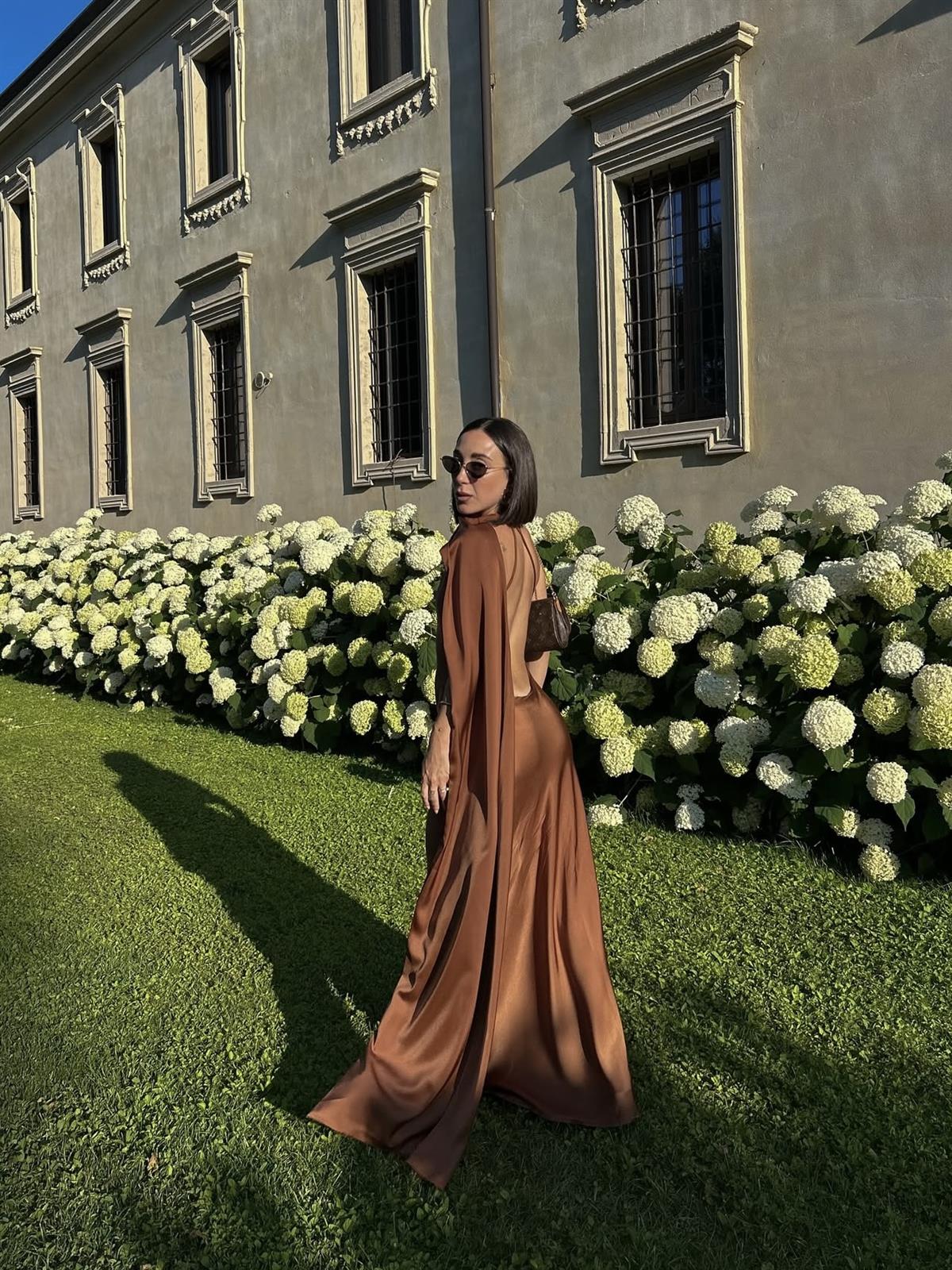 Sırt Dekolteli Şal Detaylı Saten Elbise - Kahverengi