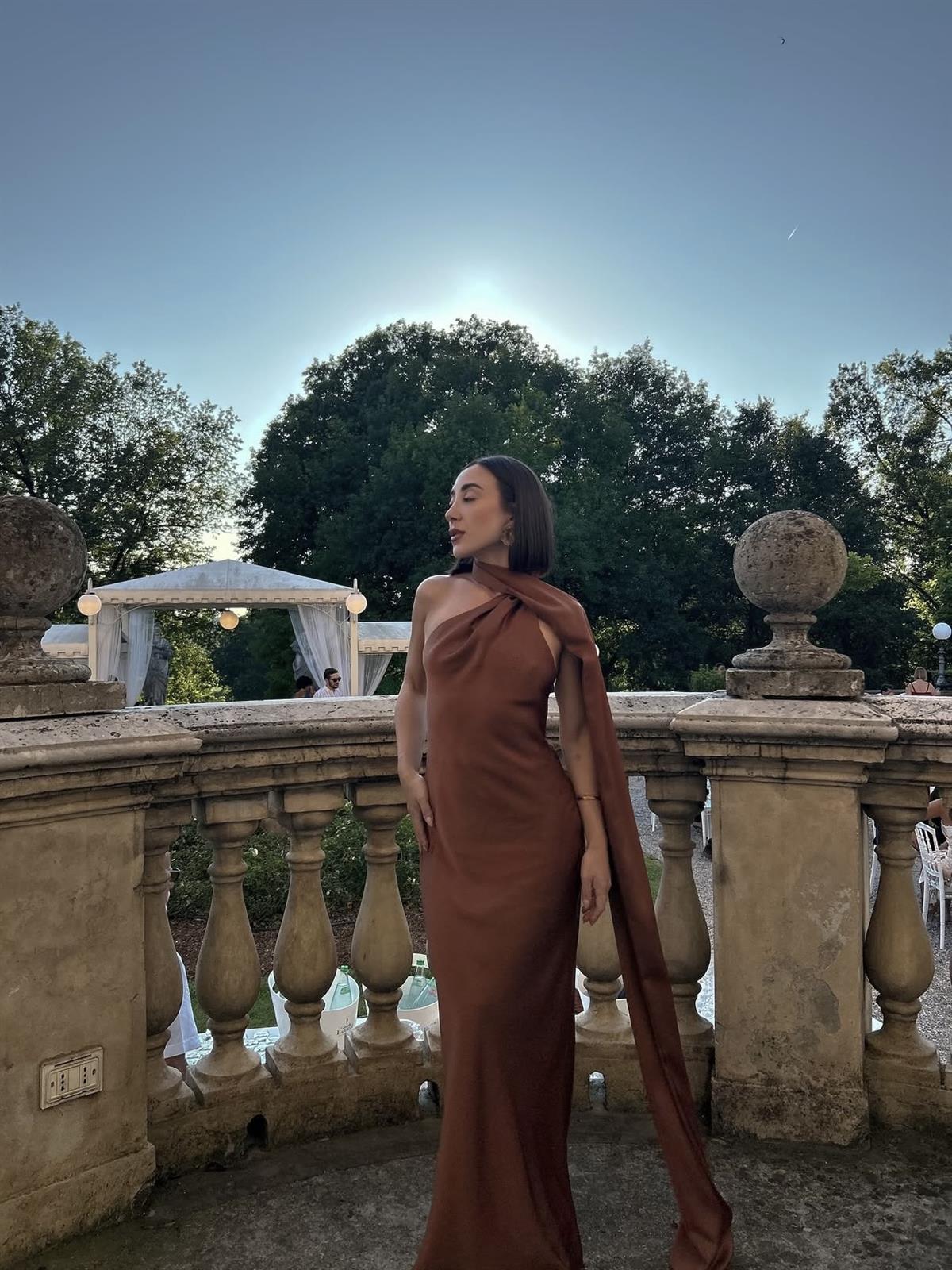 Kahverengi Sırt Dekolteli Boyundan Bağlamalı Uzun Elbise