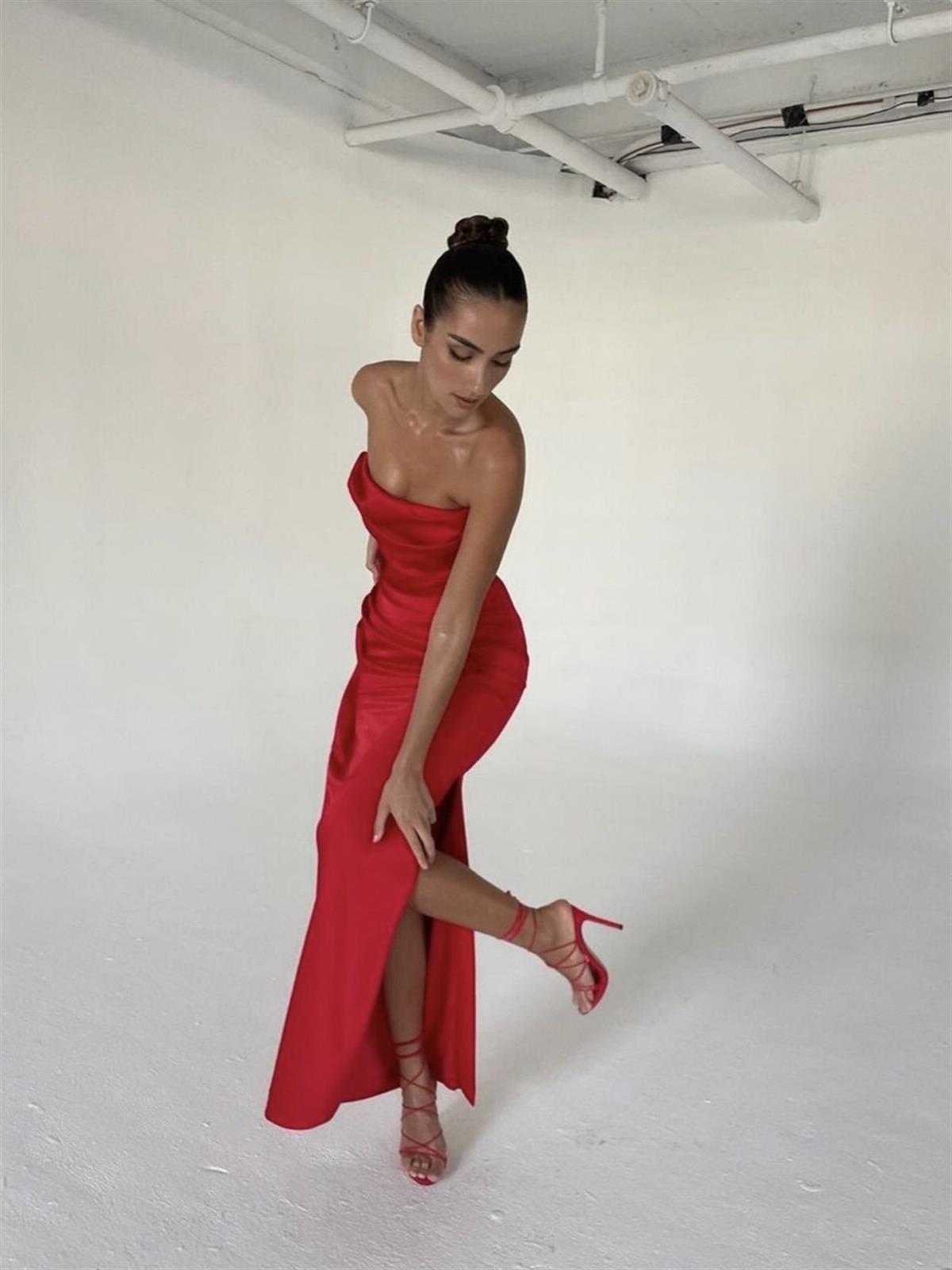 Kırmızı Drapeli Straplez Yırtmaçlı Elbise