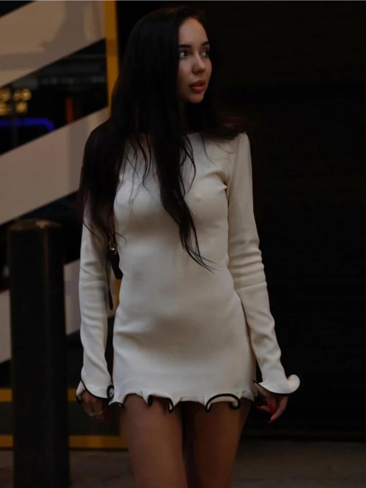 KIVRIMLI KENAR DETAYLI MİNİ BEYAZ ELBİSE