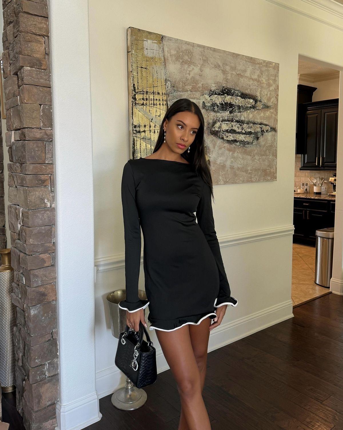 Kıvrımlı Kenar Detaylı Mini Siyah Elbise