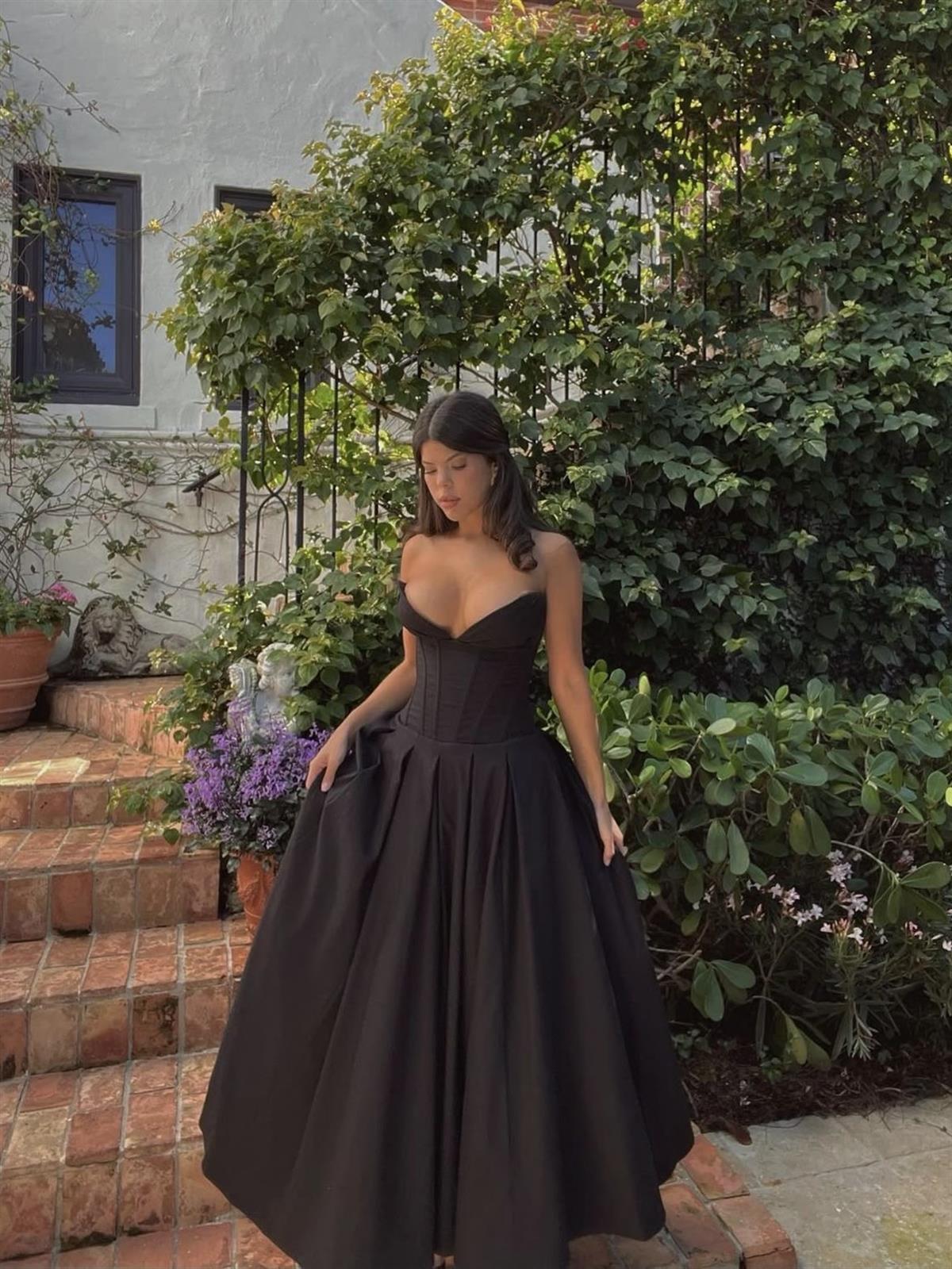 Korse Formlu Kalp Yaka Siyah Midi Elbise