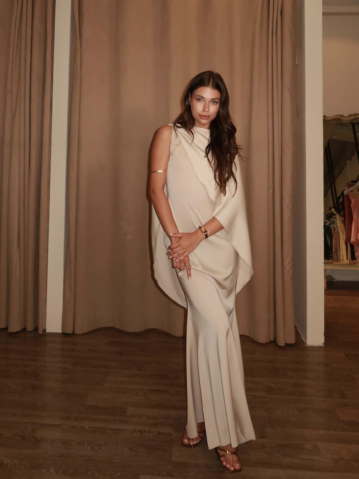 Krem Drapeli Pelerin Detaylı Uzun Elbise