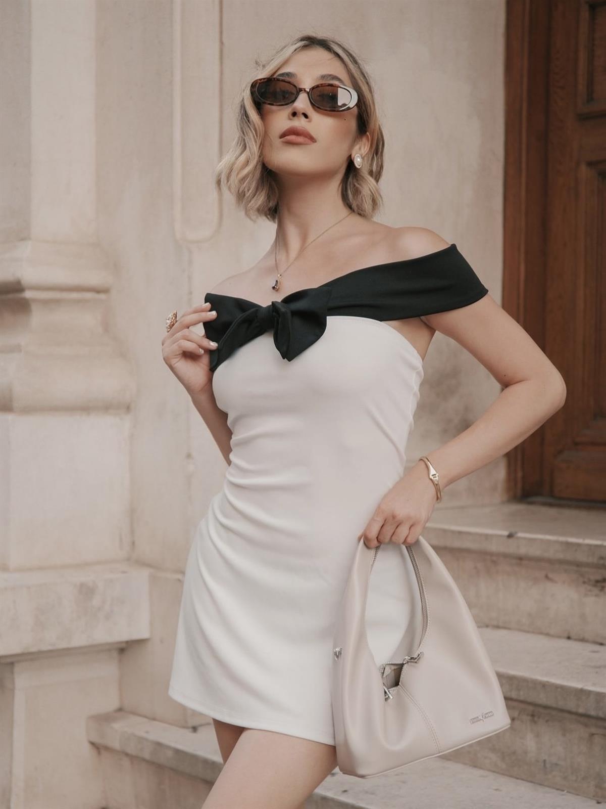 Kurdele Detaylı Beyaz Mini Elbise