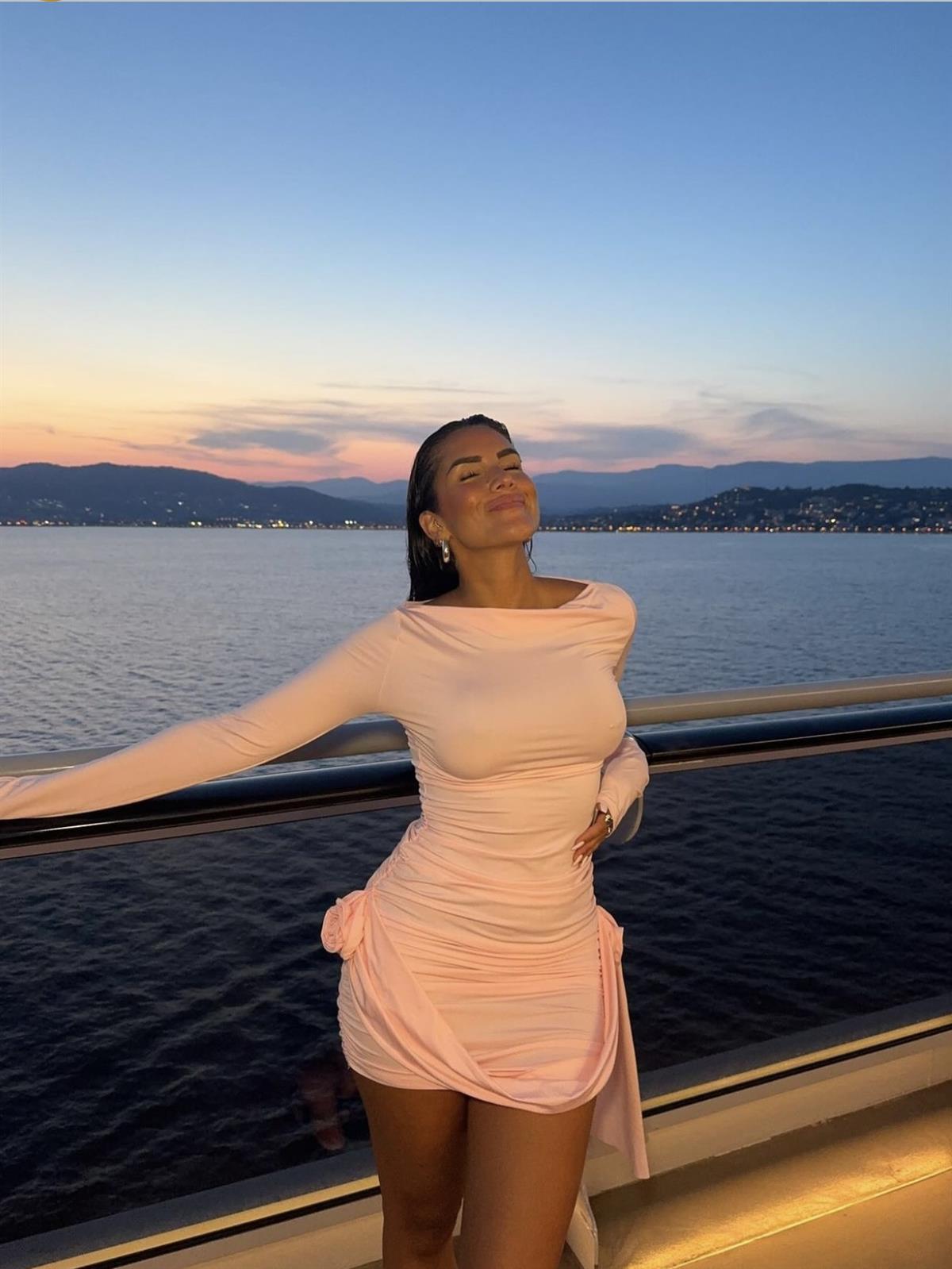 Lona Gül Detaylı Mini Elbise