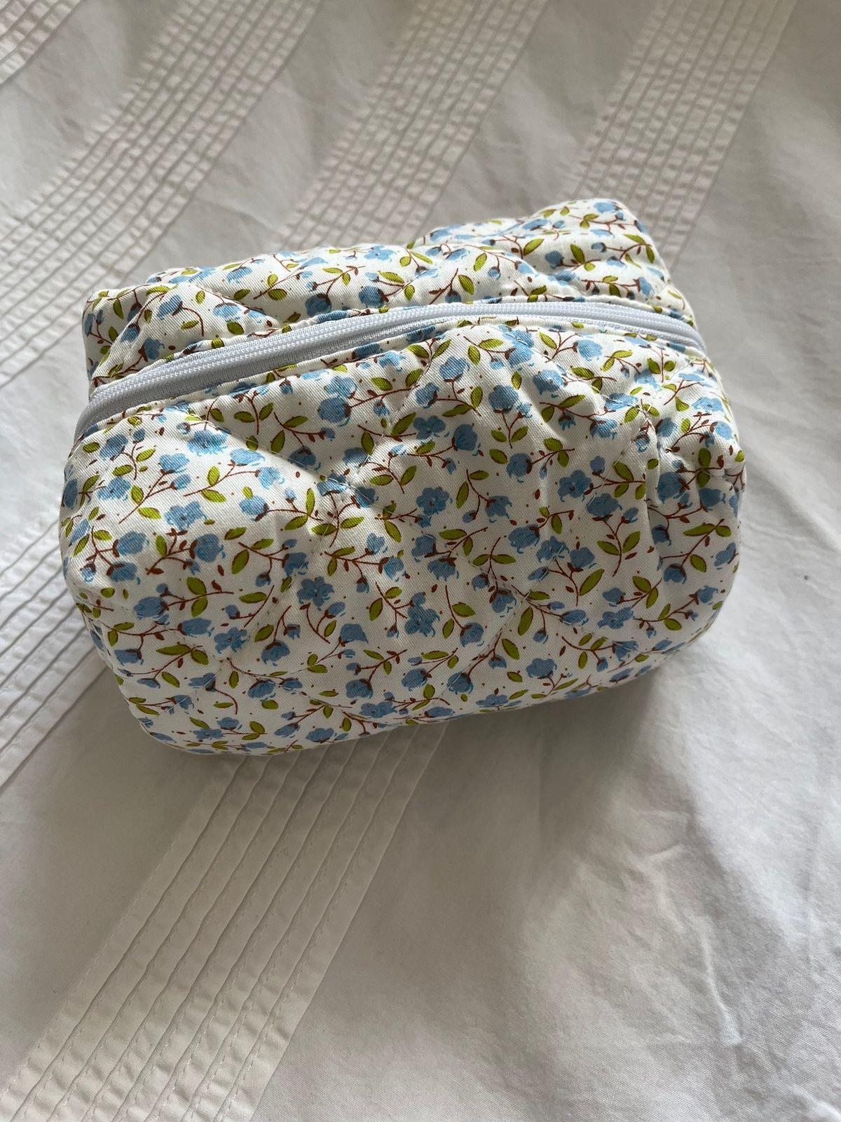 Mavi Çiçek Desenli Küçük Boy Makyaj Çantası