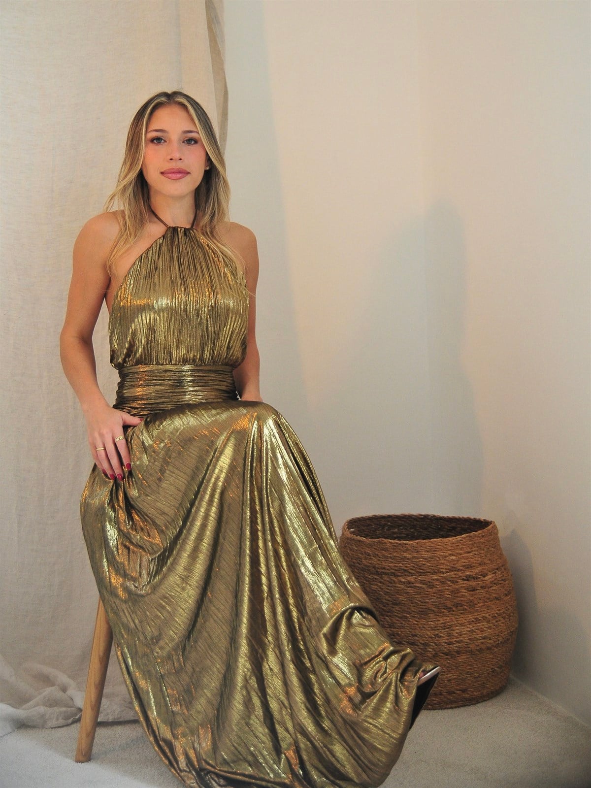 Metalik Dokulu Halter Yaka Yırtmaçlı Uzun Elbise - Gold
