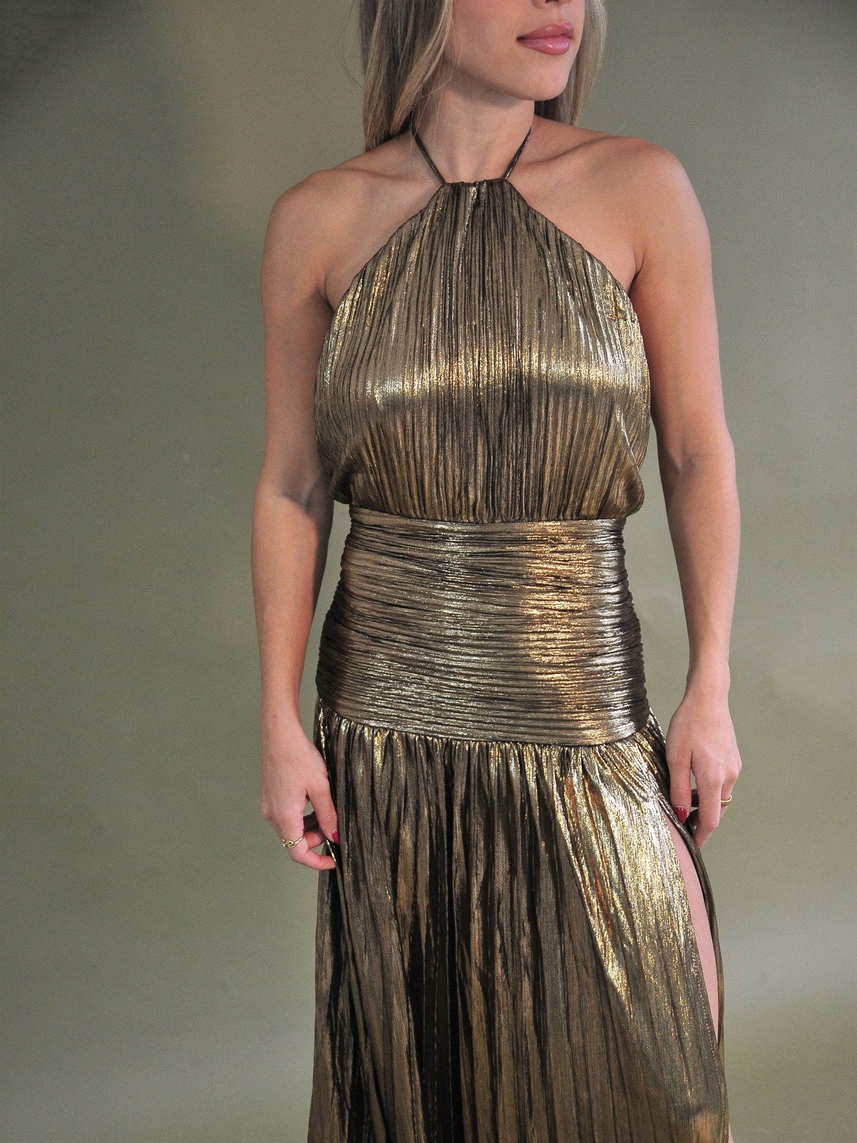 Metalik Dokulu Halter Yaka Yırtmaçlı Uzun Elbise - Gold